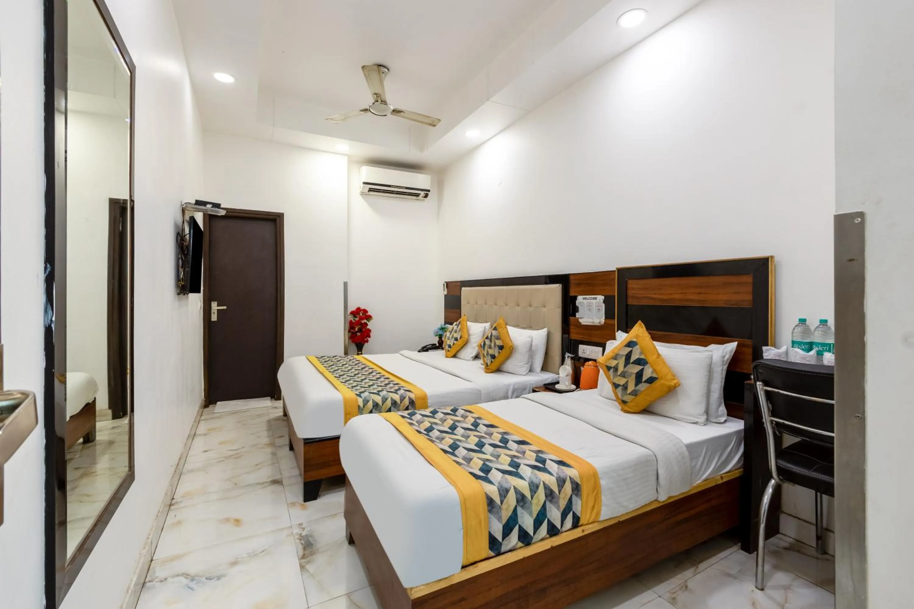 Bed in Hotel Emporio Near New Delhi Railway Station - Paharganj