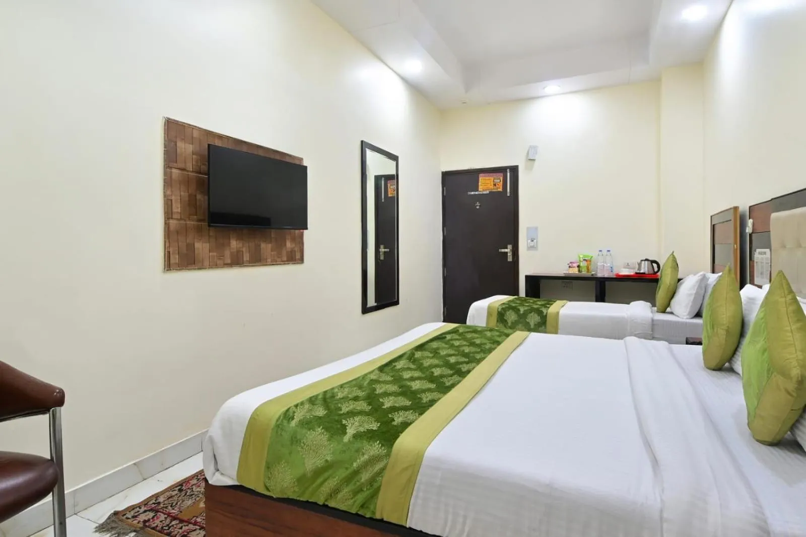 TV and multimedia, Bed in Hotel Emporio Near New Delhi Railway Station - Paharganj