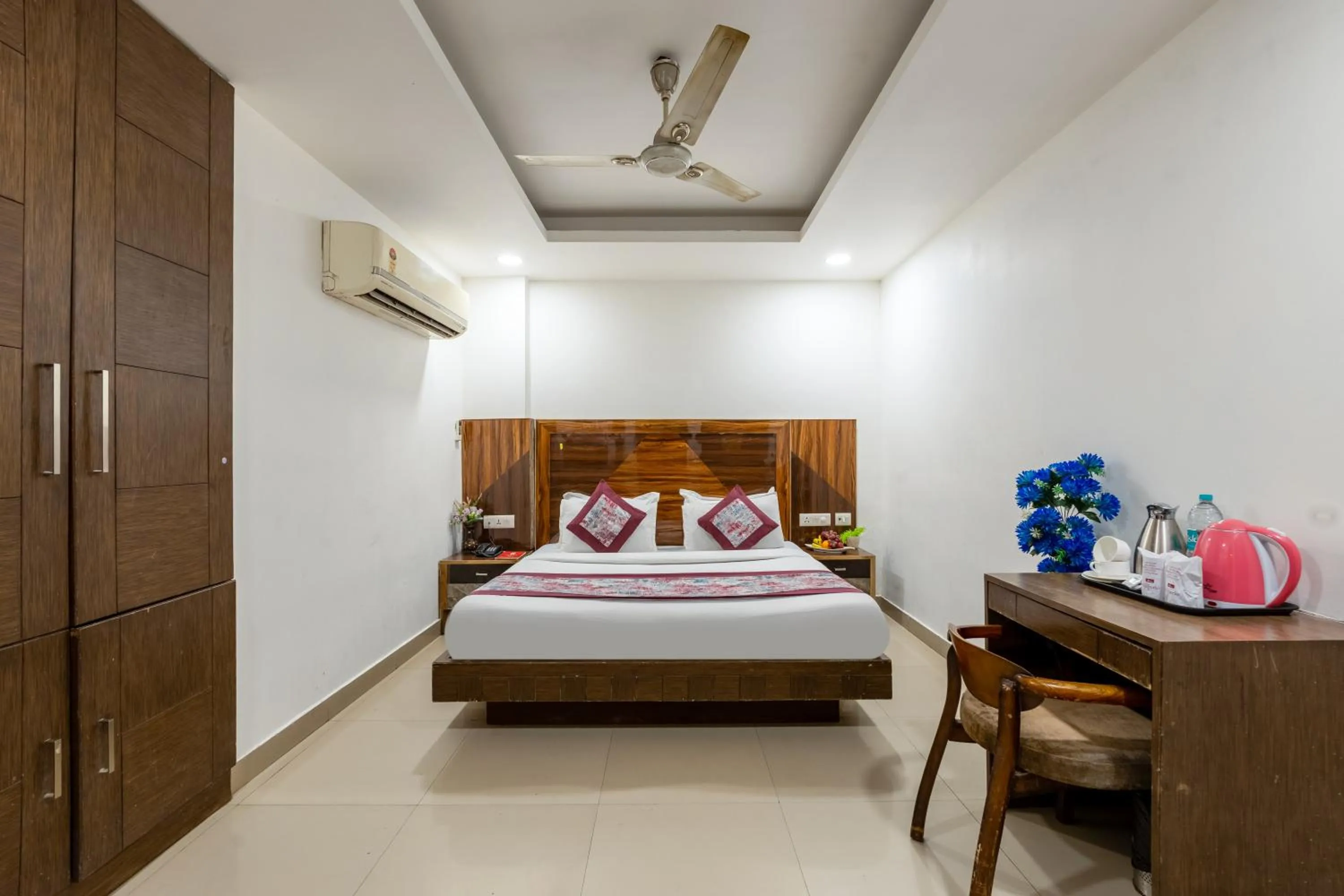 Bed in Hotel Emporio Near New Delhi Railway Station - Paharganj