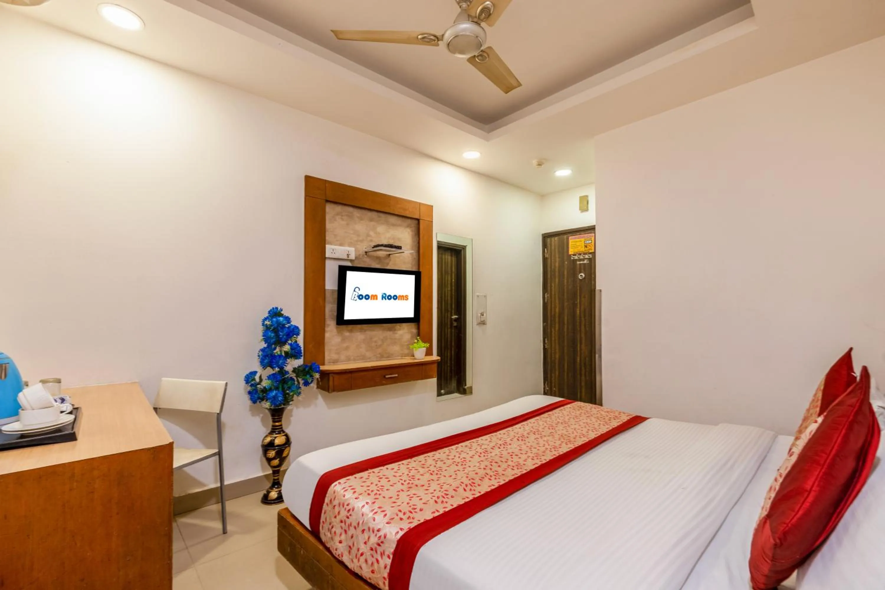 Bed in Hotel Emporio Near New Delhi Railway Station - Paharganj