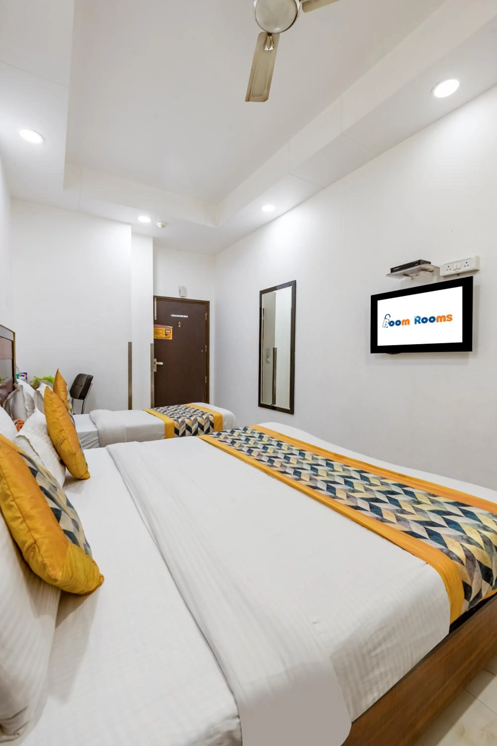 Bed in Hotel Emporio Near New Delhi Railway Station - Paharganj