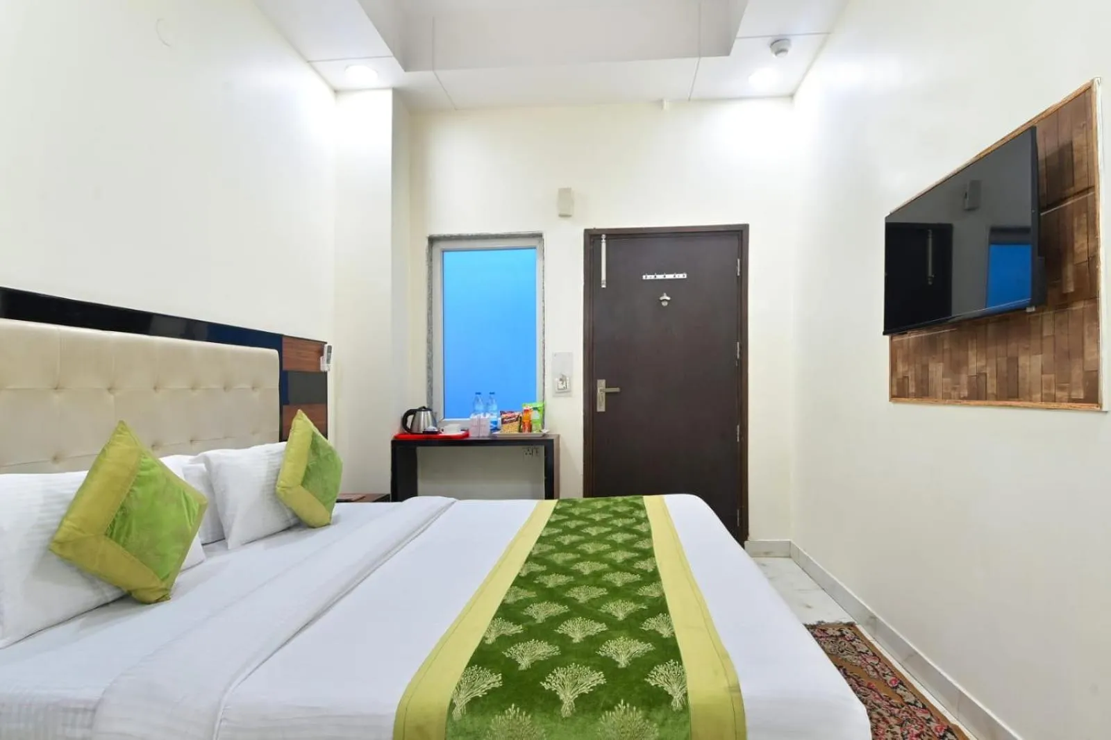 TV and multimedia, Bed in Hotel Emporio Near New Delhi Railway Station - Paharganj