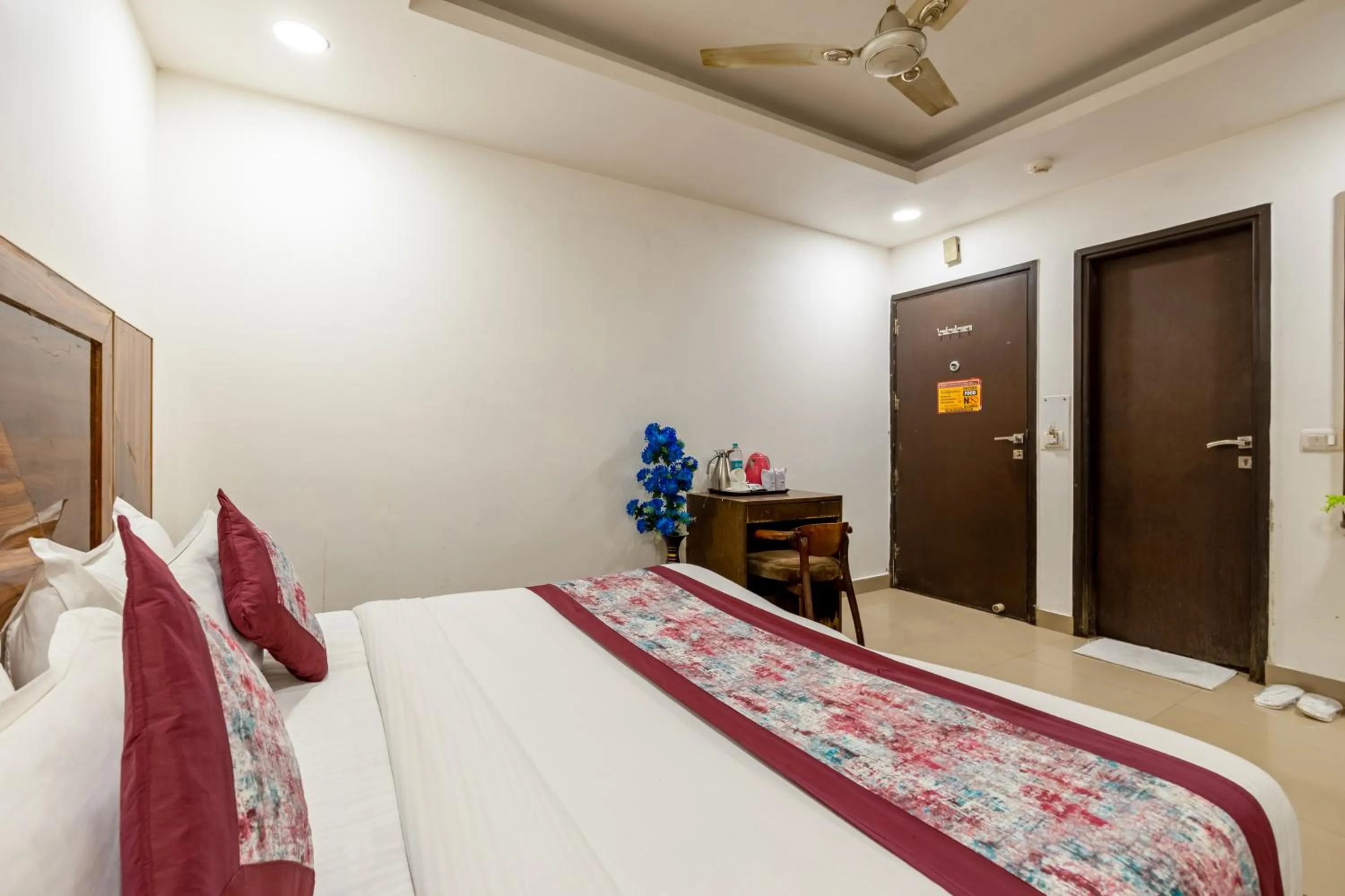 Bed in Hotel Emporio Near New Delhi Railway Station - Paharganj