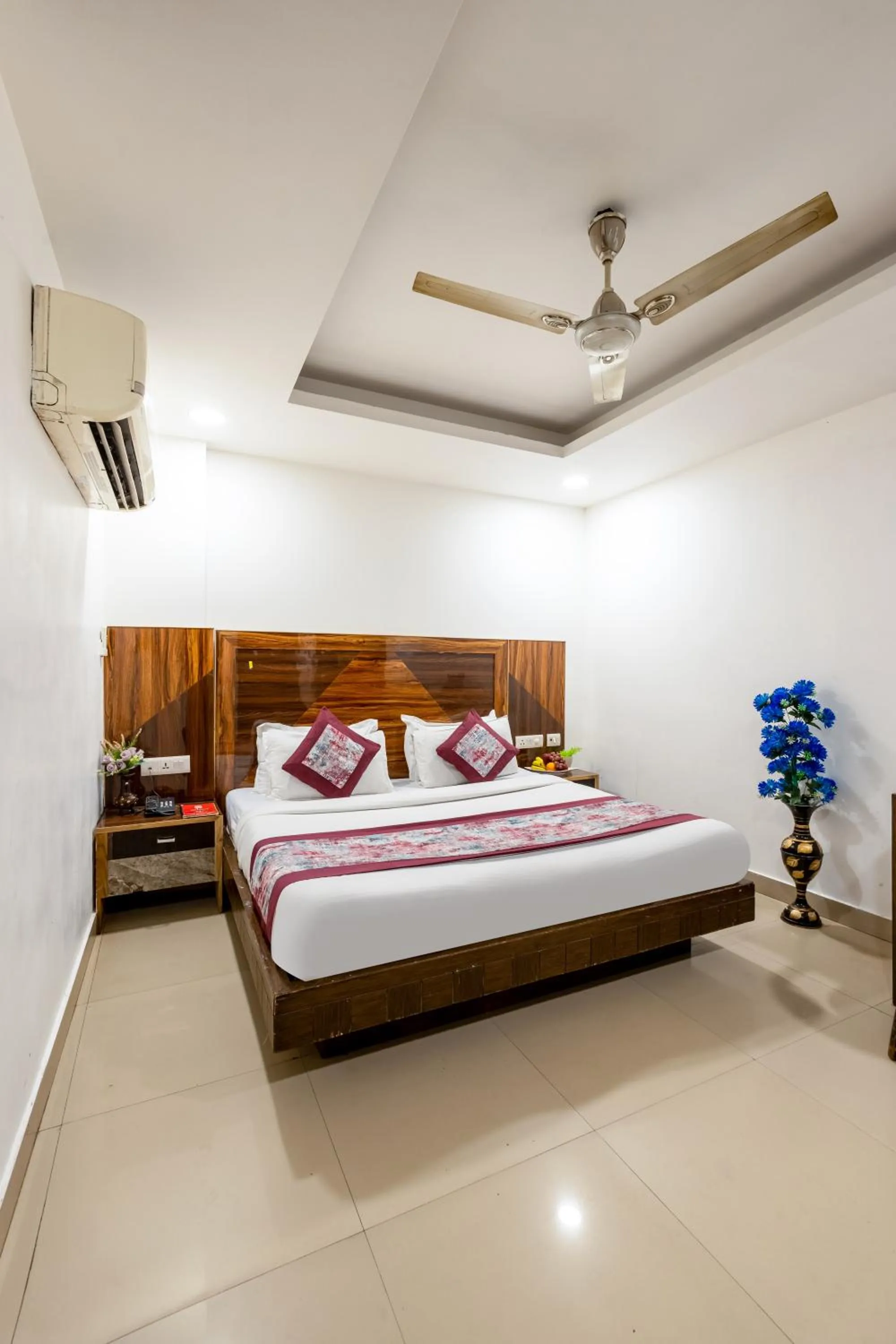 Bed in Hotel Emporio Near New Delhi Railway Station - Paharganj