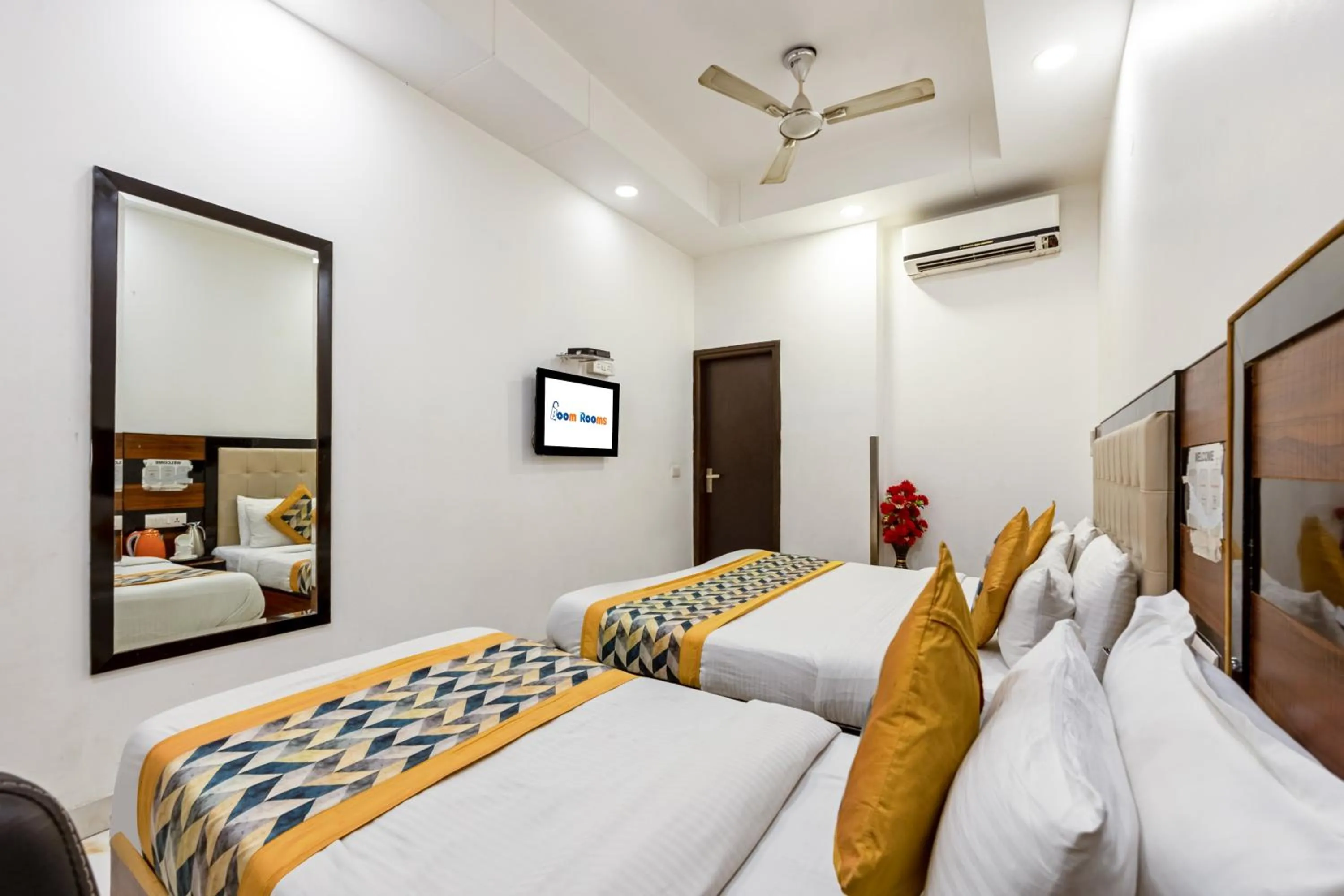 Bed in Hotel Emporio Near New Delhi Railway Station - Paharganj
