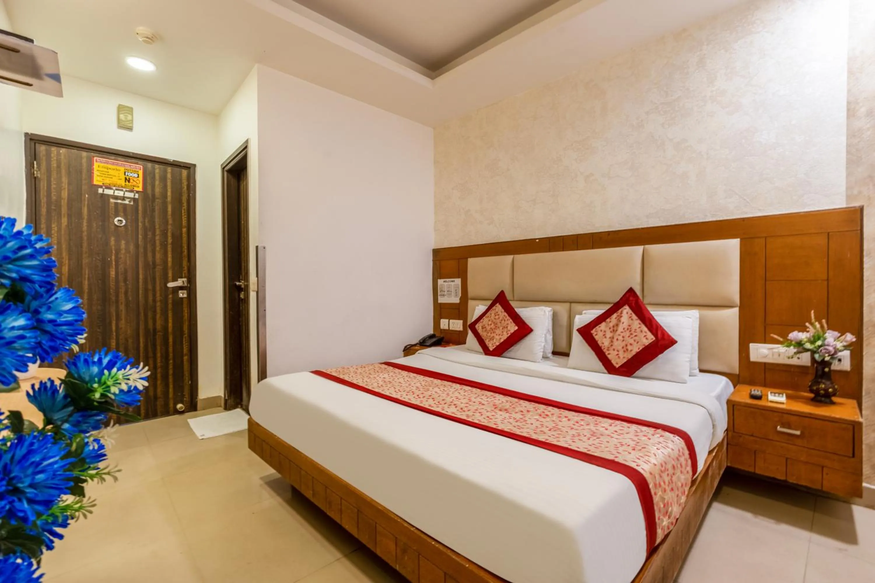 Photo of the whole room, Bed in Hotel Emporio Near New Delhi Railway Station - Paharganj