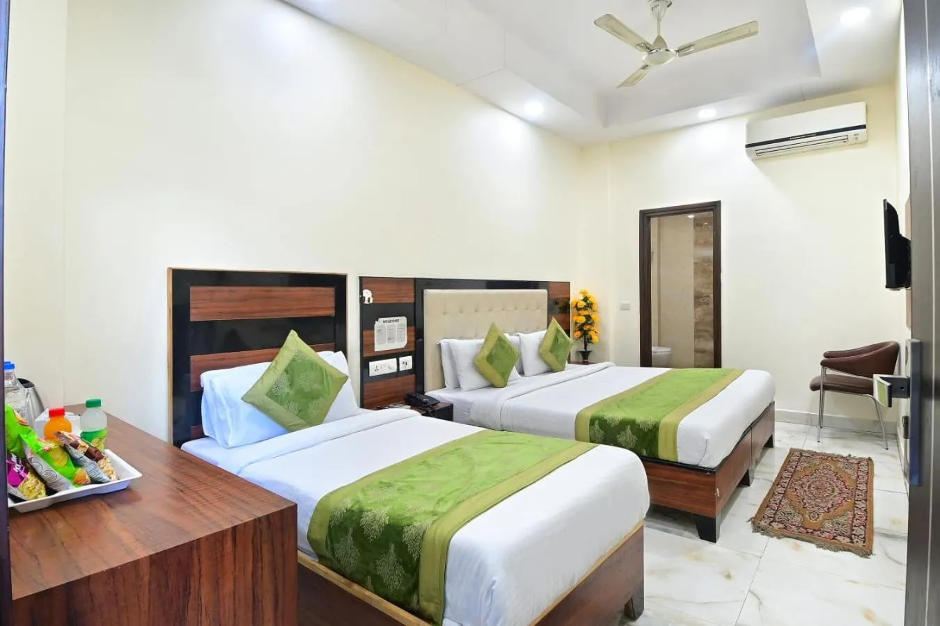 TV and multimedia, Bed in Hotel Emporio Near New Delhi Railway Station - Paharganj