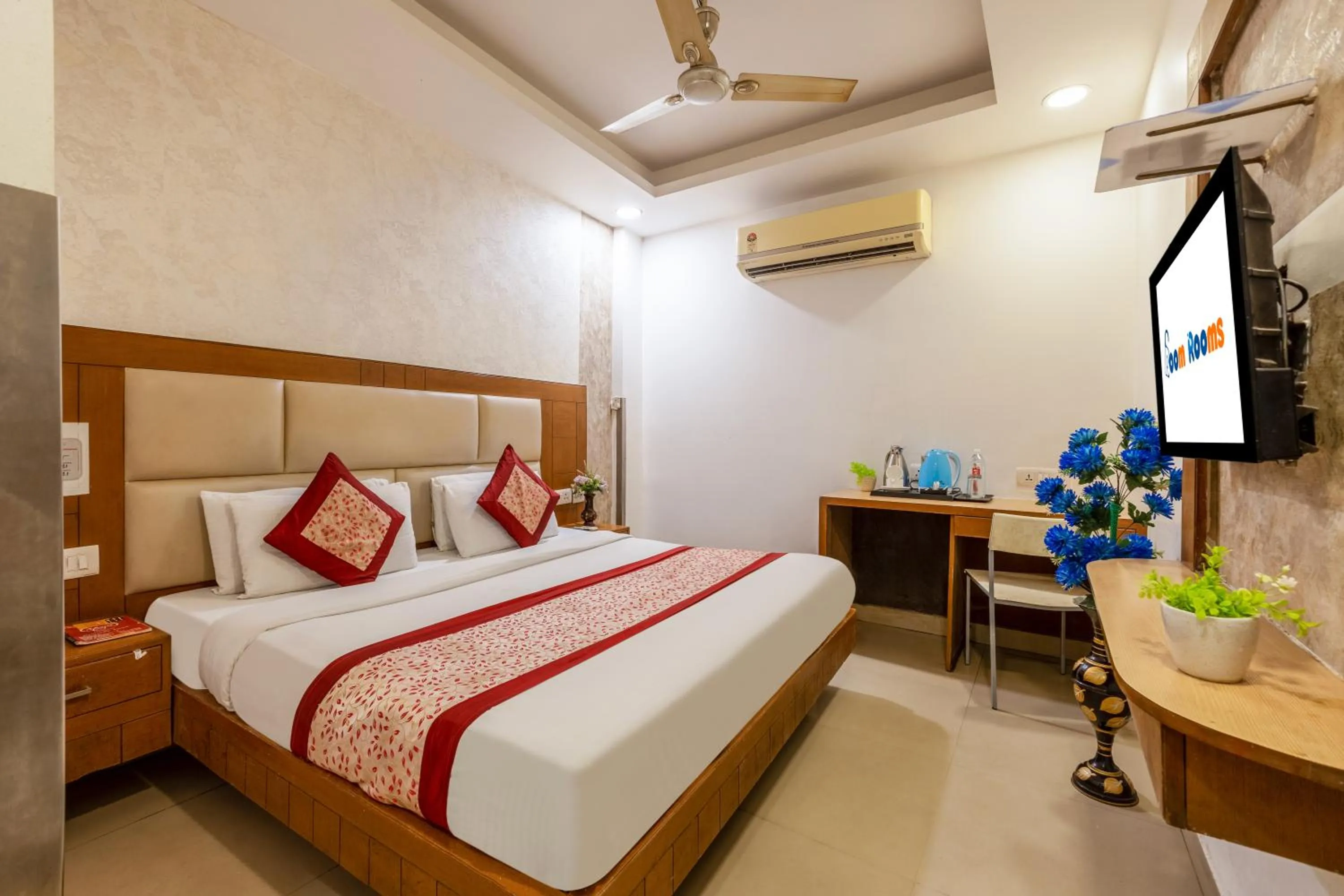 Bed in Hotel Emporio Near New Delhi Railway Station - Paharganj