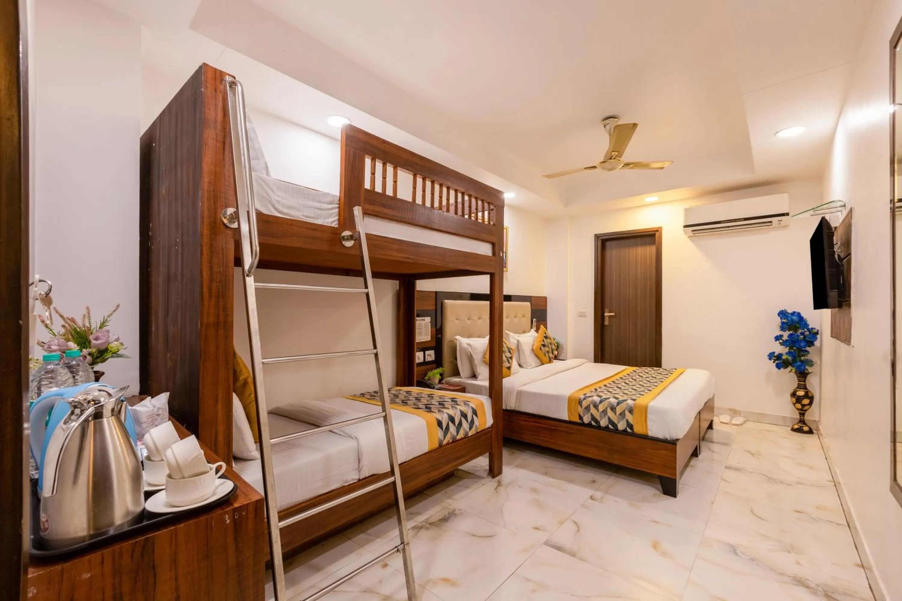 Bed in Hotel Emporio Near New Delhi Railway Station - Paharganj