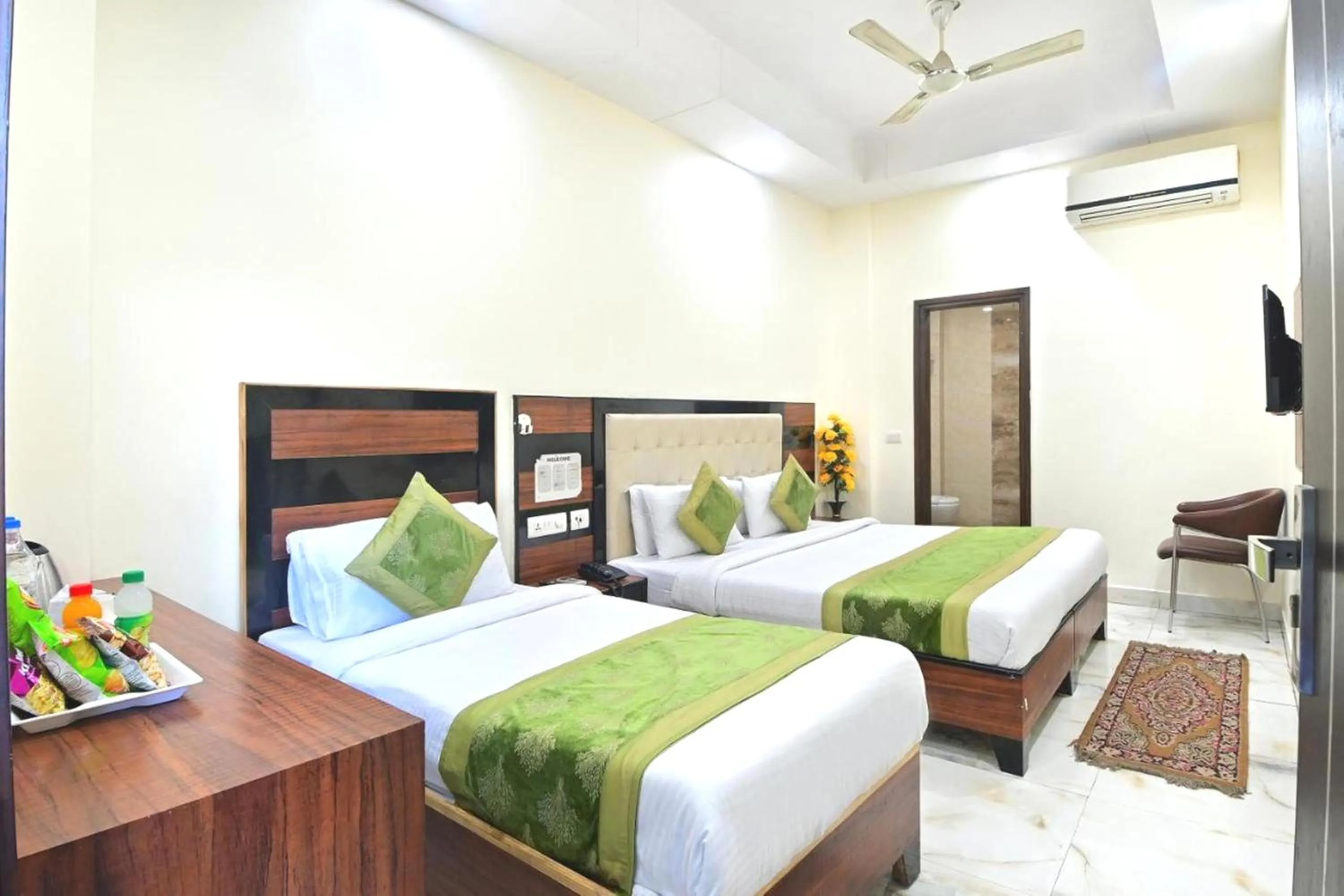 TV and multimedia, Bed in Hotel Emporio Near New Delhi Railway Station - Paharganj