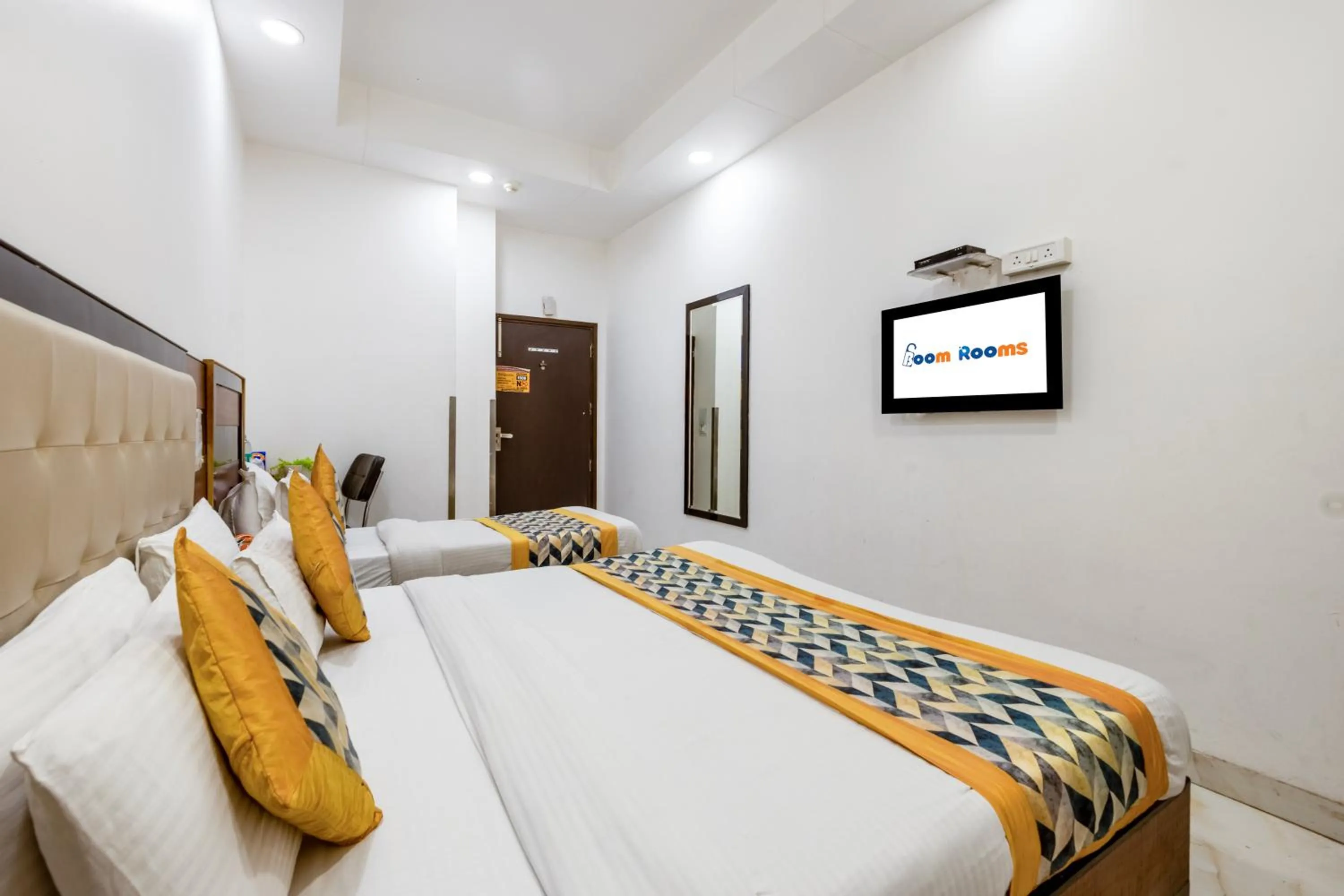 Bed in Hotel Emporio Near New Delhi Railway Station - Paharganj