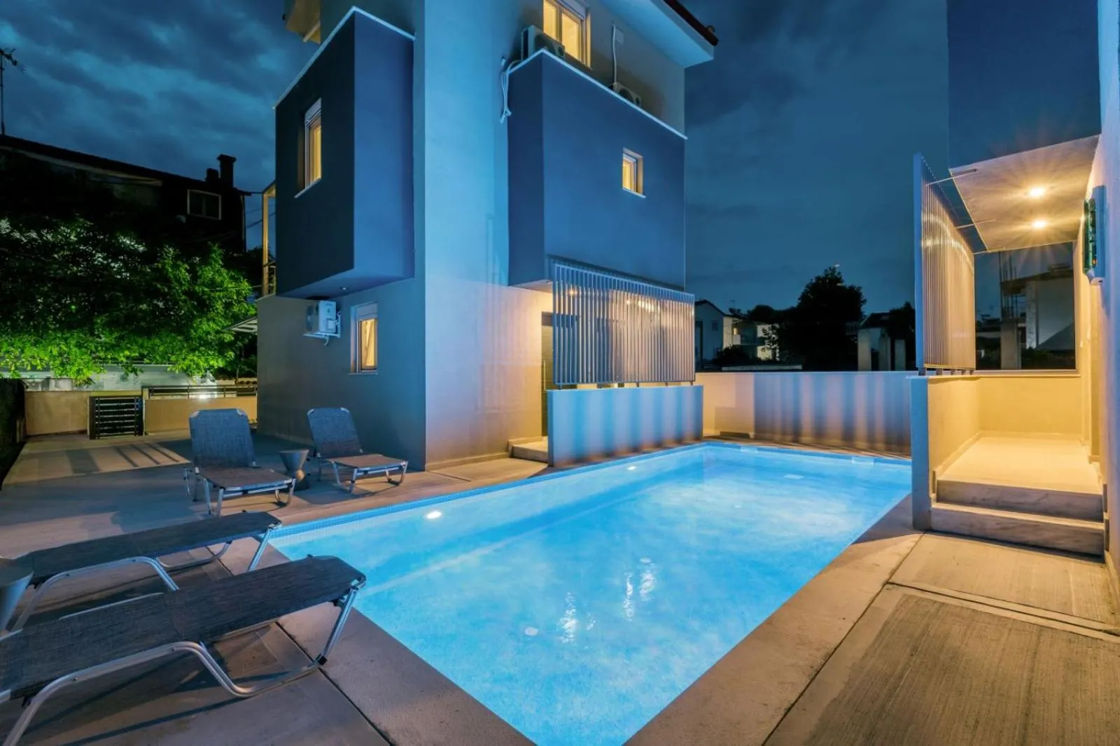 V Luxury Apartments with Pool
