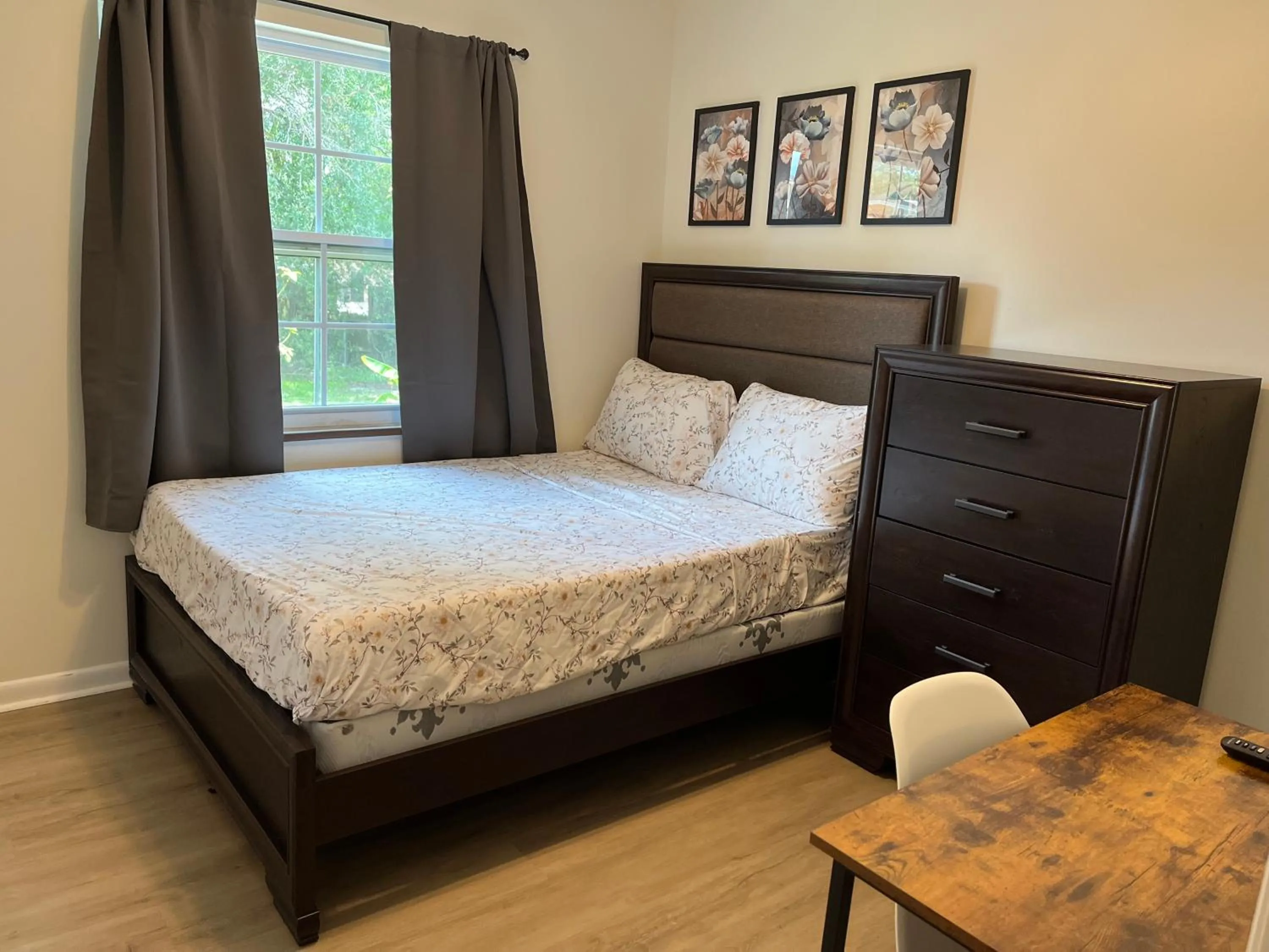 Photo of the whole room, Bed in ZenHomes in Brandon near Tampa Valrico Seffner