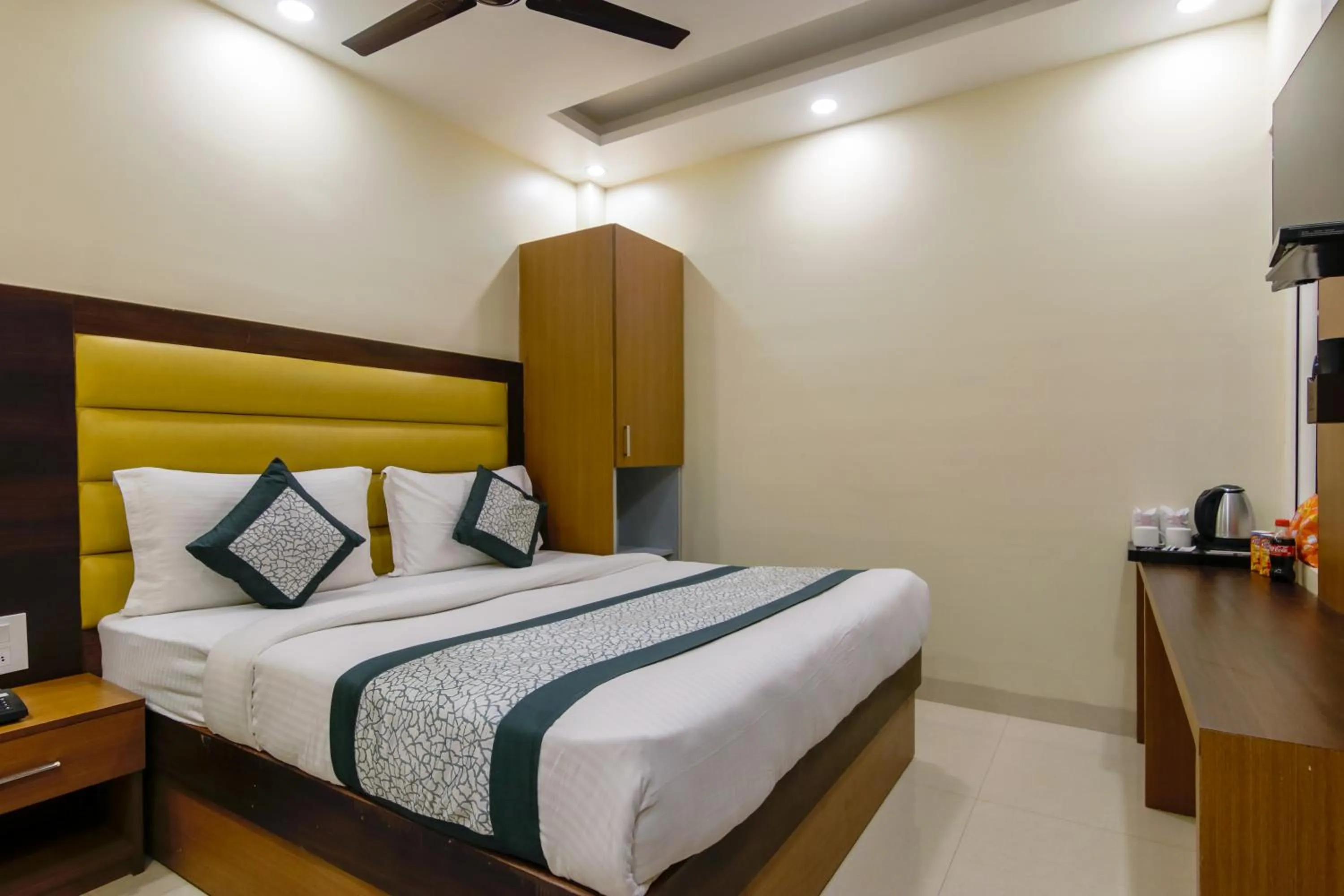 Coffee/tea facilities, Bed in Hotel Royal Rosette Near New Delhi Railway Station - Connaught Place and VFS