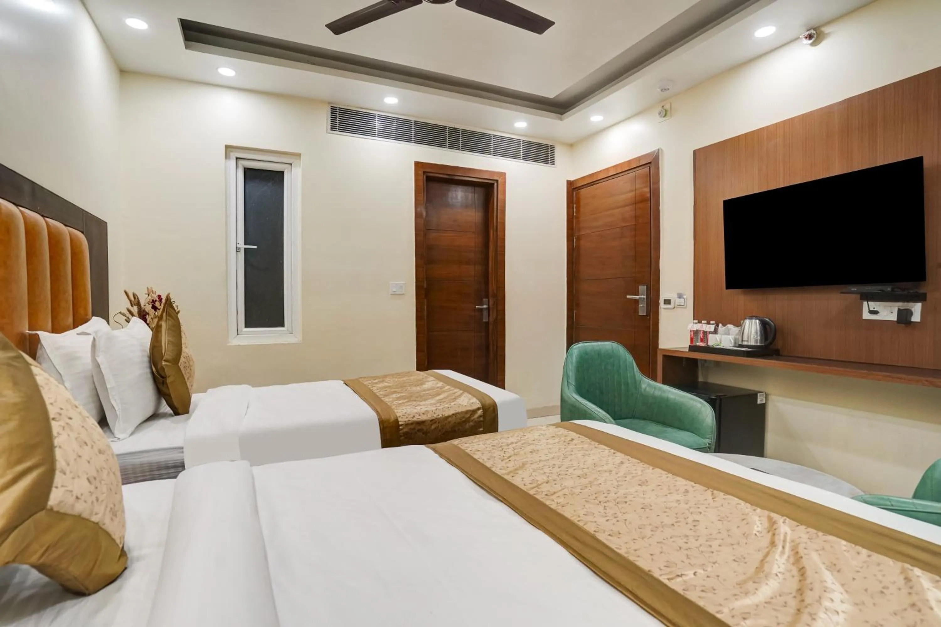 TV and multimedia, Bed in Hotel Royal Rosette Near New Delhi Railway Station - Connaught Place and VFS
