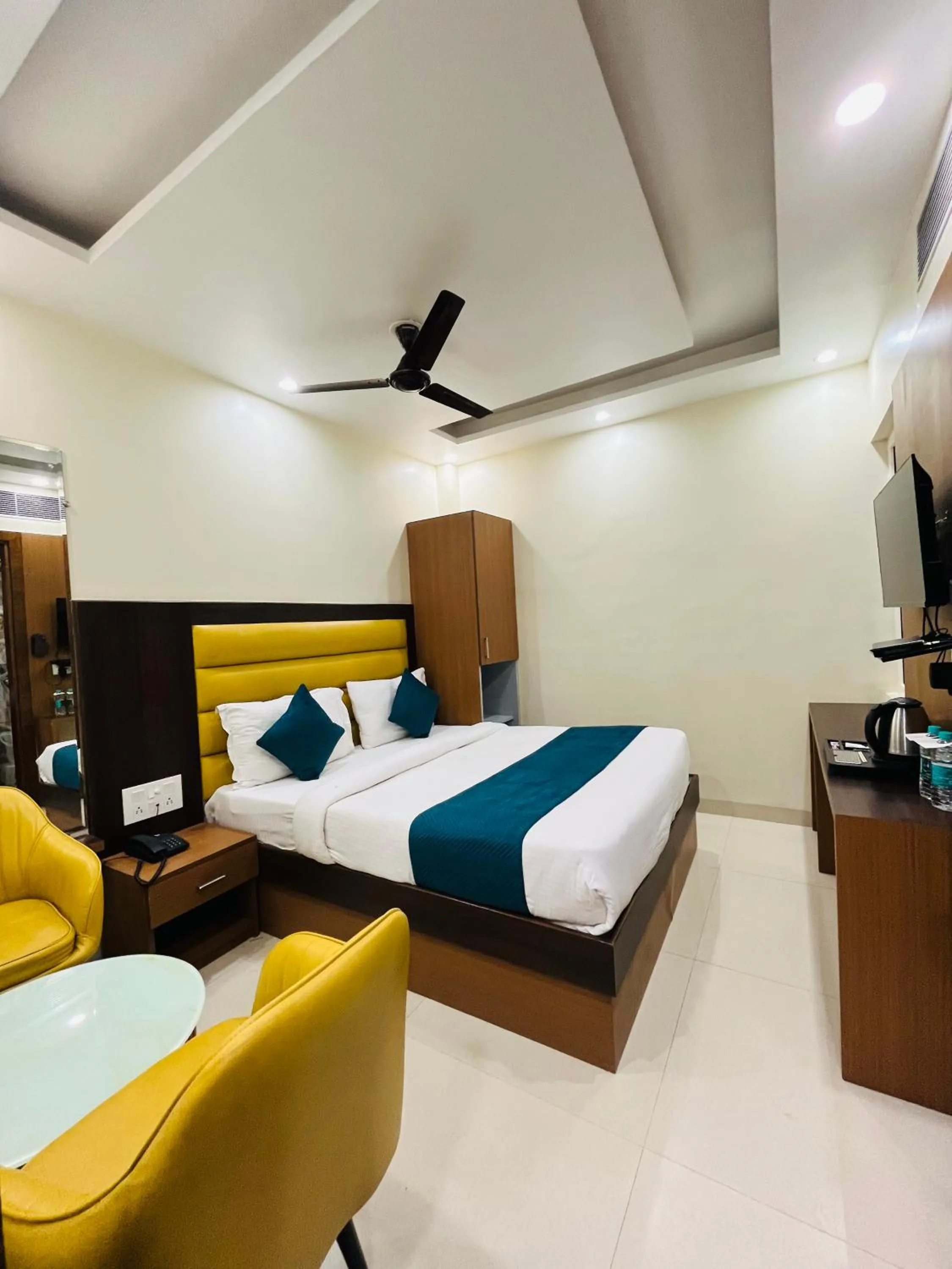 TV and multimedia, Bed in Hotel Royal Rosette Near New Delhi Railway Station - Connaught Place and VFS