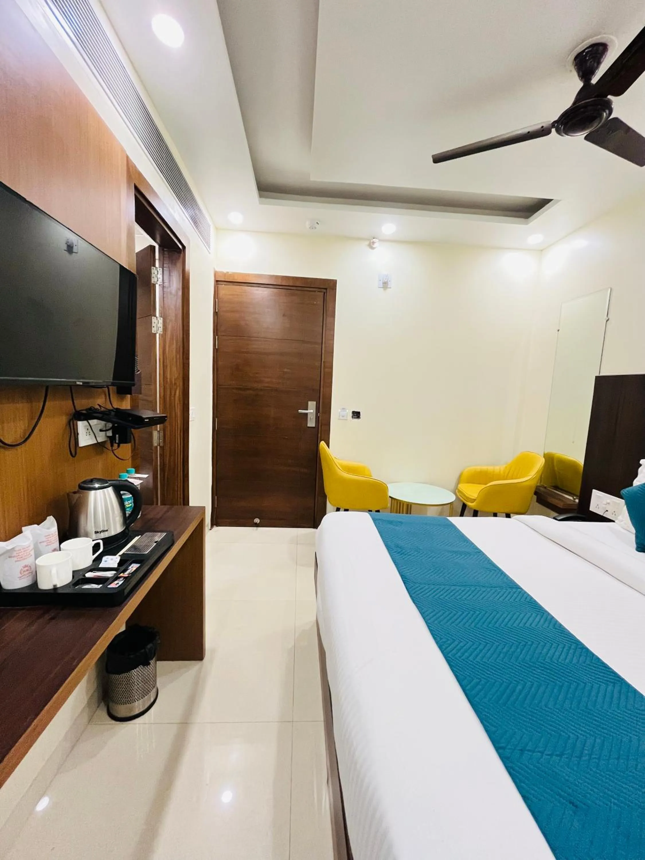 Communal lounge/ TV room, Bed in Hotel Royal Rosette Near New Delhi Railway Station - Connaught Place and VFS
