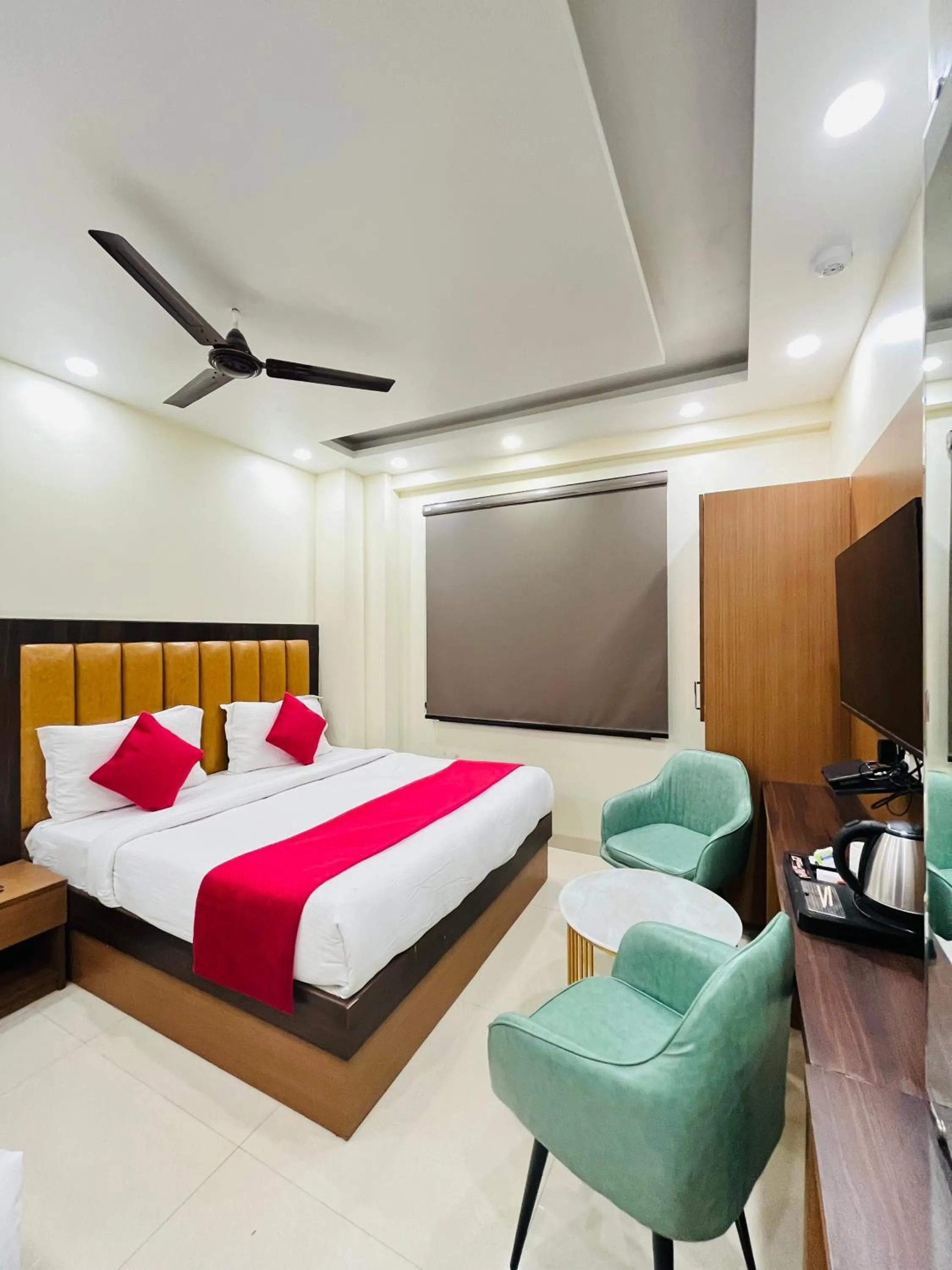 Communal lounge/ TV room, Bed in Hotel Royal Rosette Near New Delhi Railway Station - Connaught Place and VFS