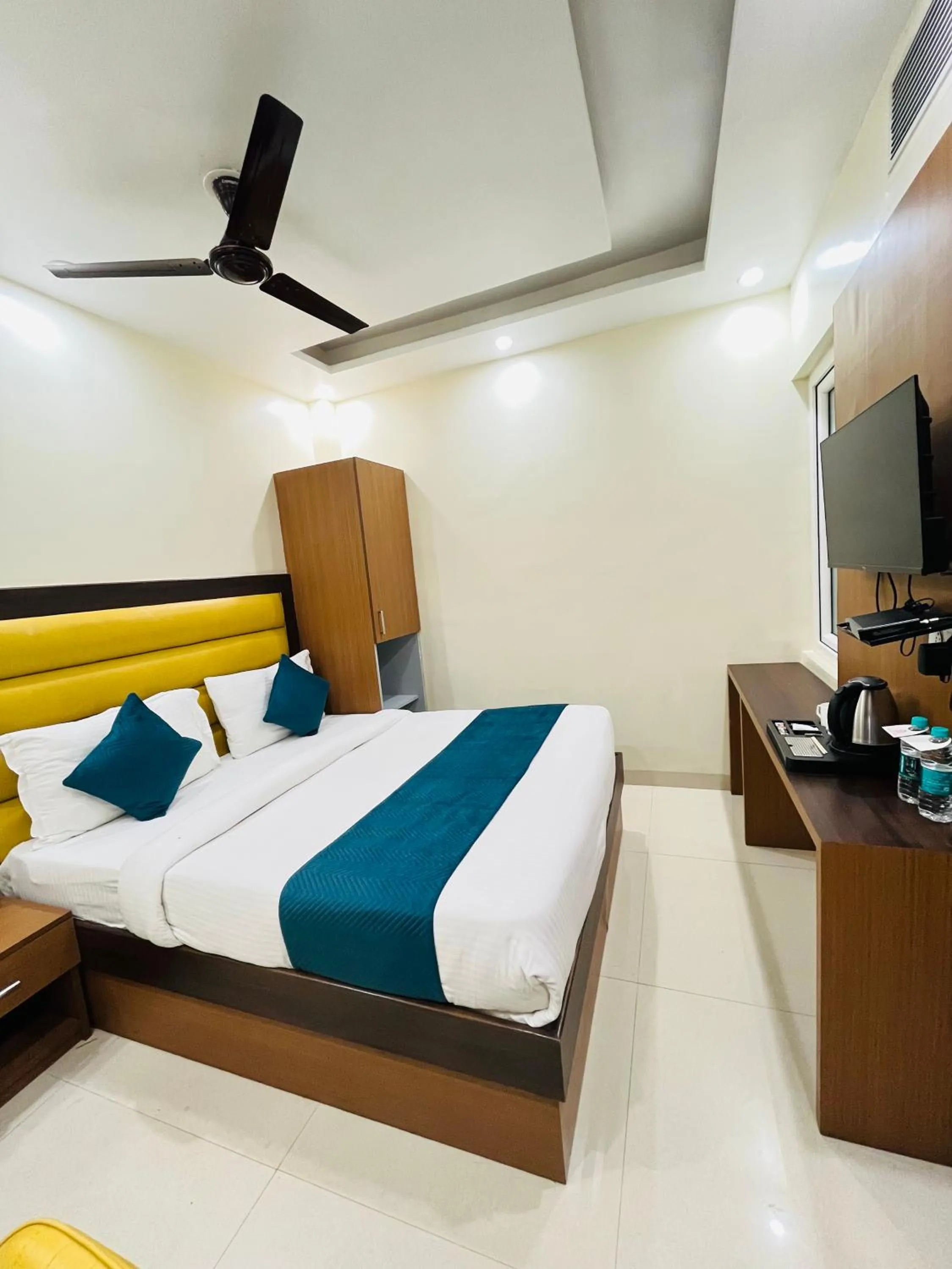 Communal lounge/ TV room, Bed in Hotel Royal Rosette Near New Delhi Railway Station - Connaught Place and VFS
