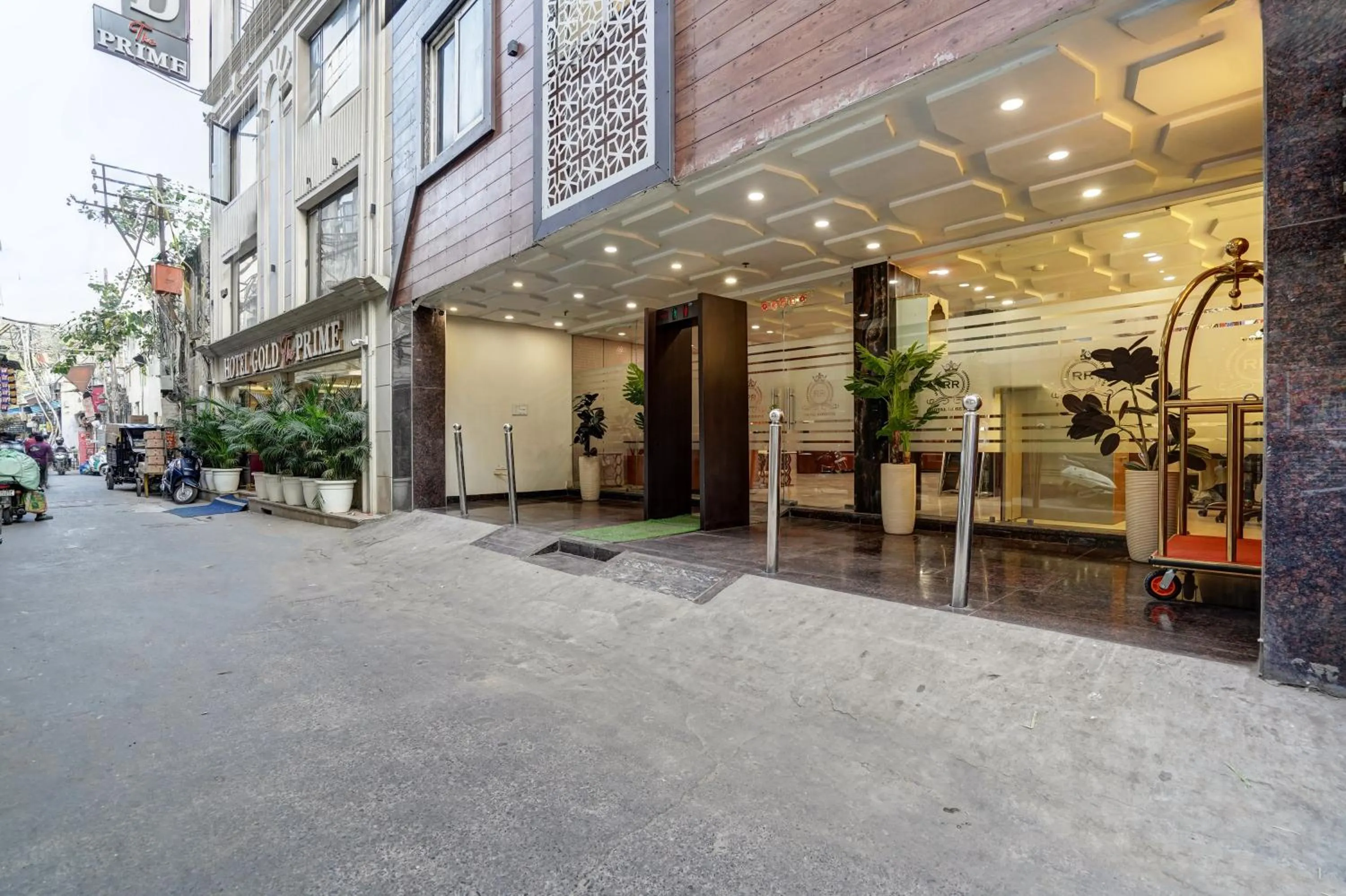 Street view in Hotel Royal Rosette Near New Delhi Railway Station - Connaught Place and VFS