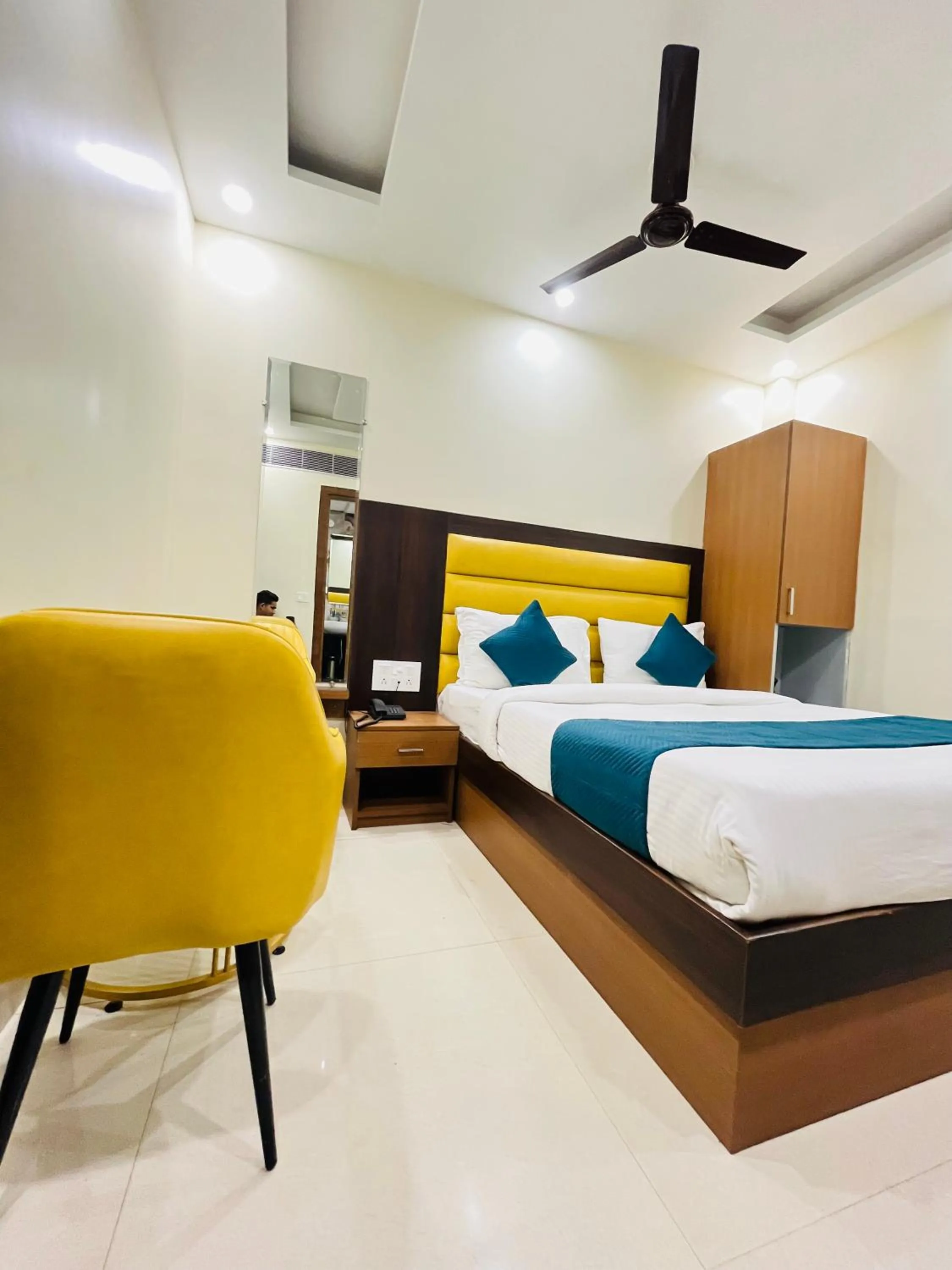 Living room, Bed in Hotel Royal Rosette Near New Delhi Railway Station - Connaught Place and VFS
