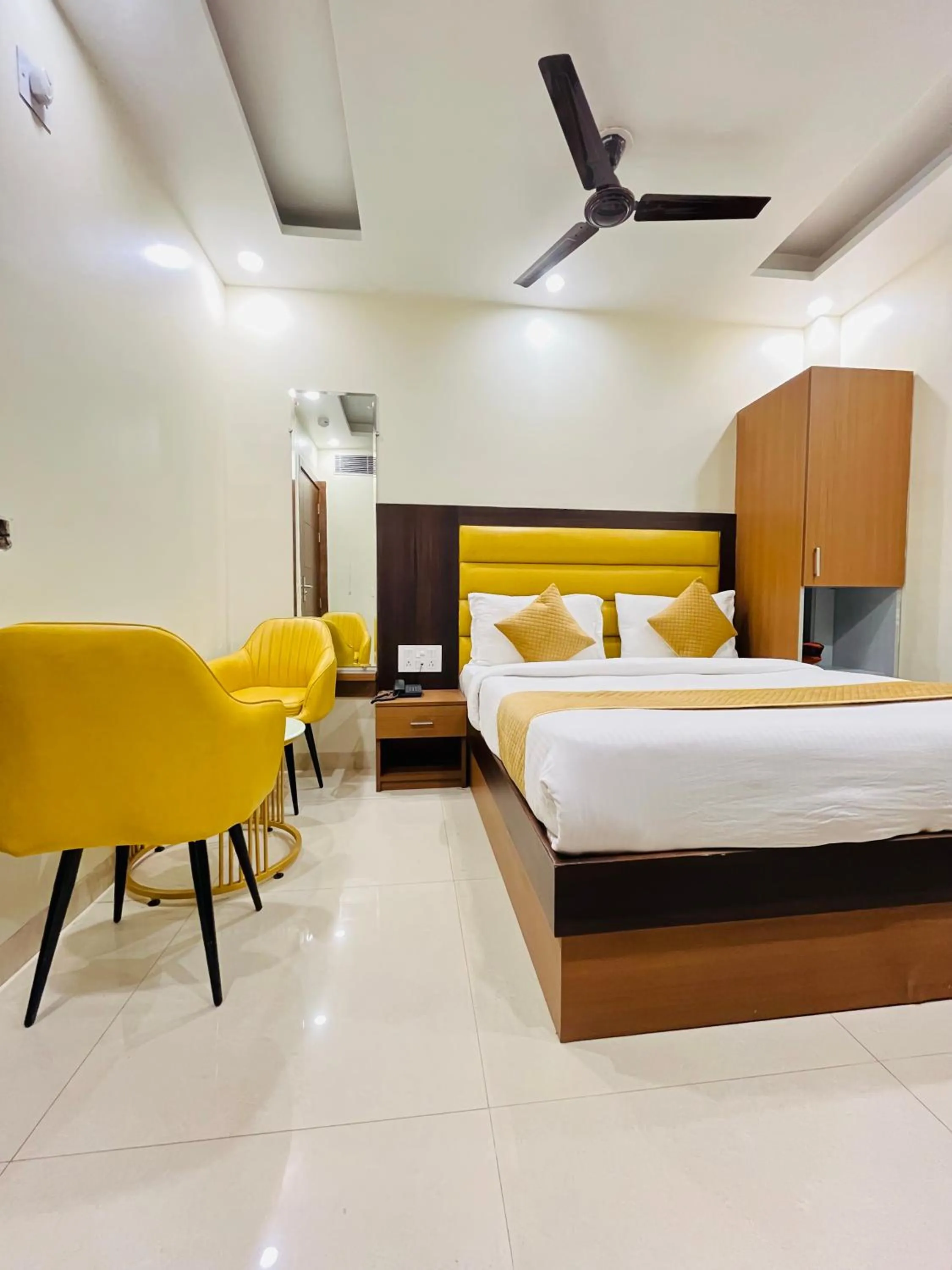 Living room, Bed in Hotel Royal Rosette Near New Delhi Railway Station - Connaught Place and VFS