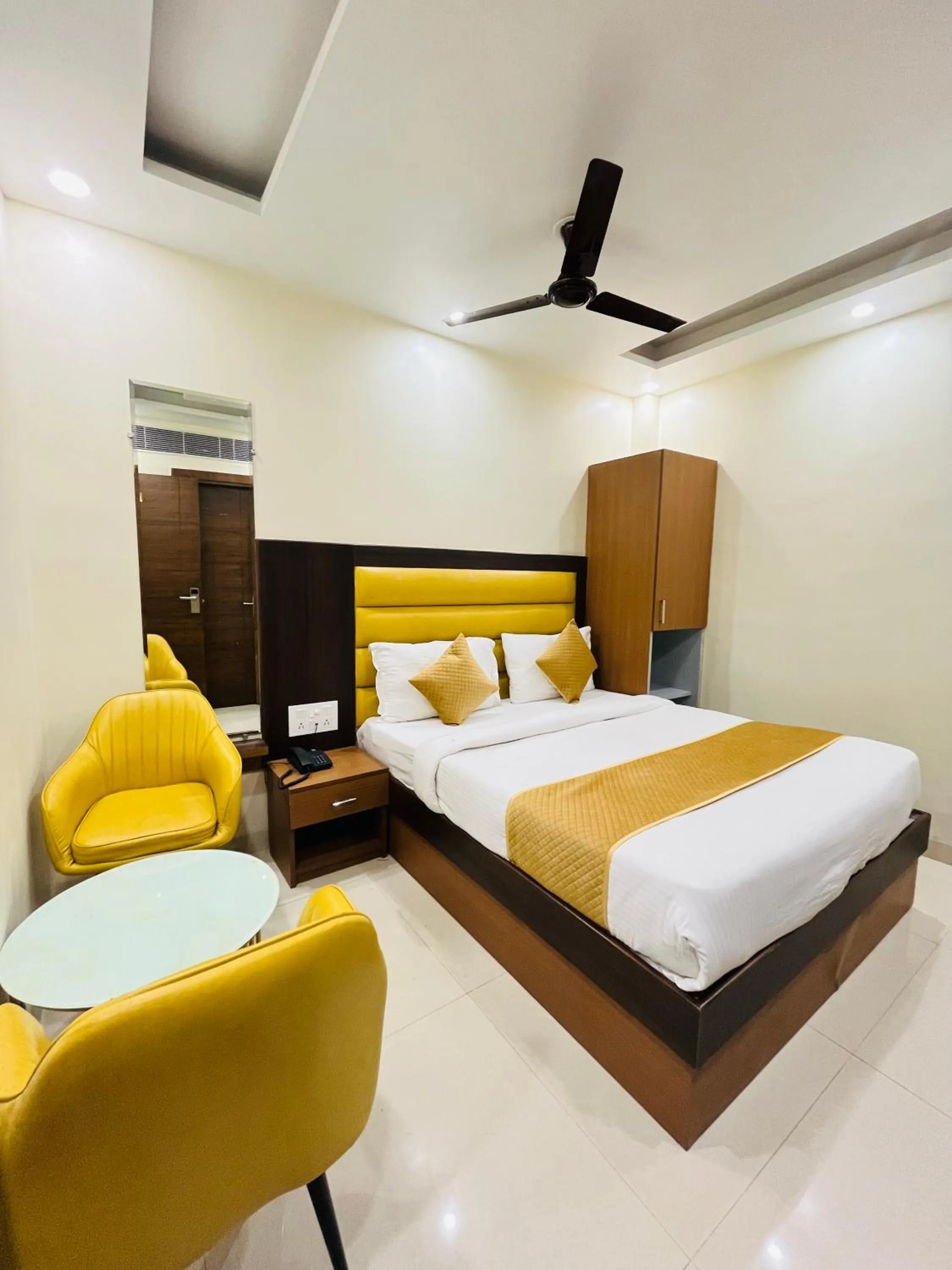 Living room, Bed in Hotel Royal Rosette Near New Delhi Railway Station - Connaught Place and VFS