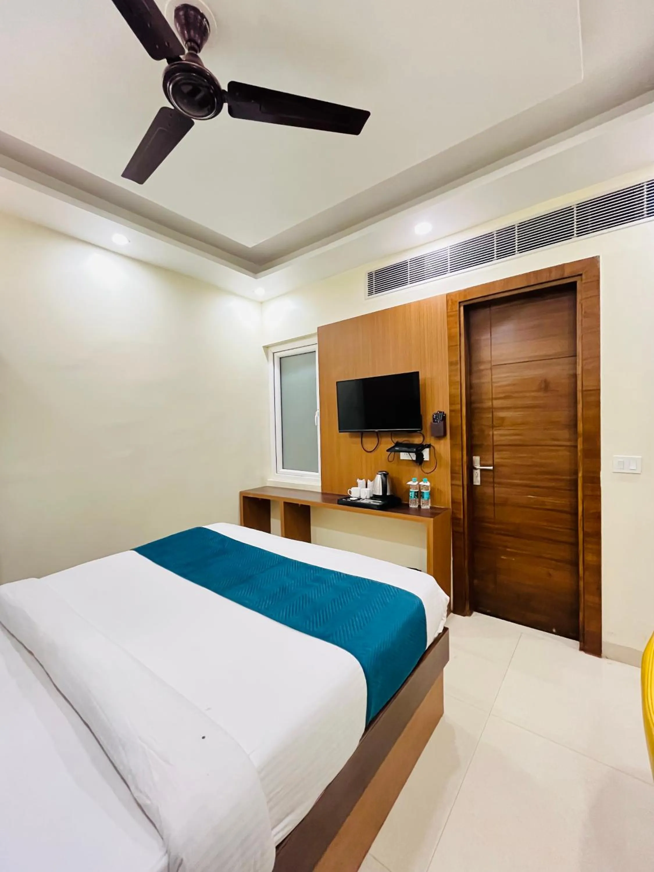 Communal lounge/ TV room, Bed in Hotel Royal Rosette Near New Delhi Railway Station - Connaught Place and VFS