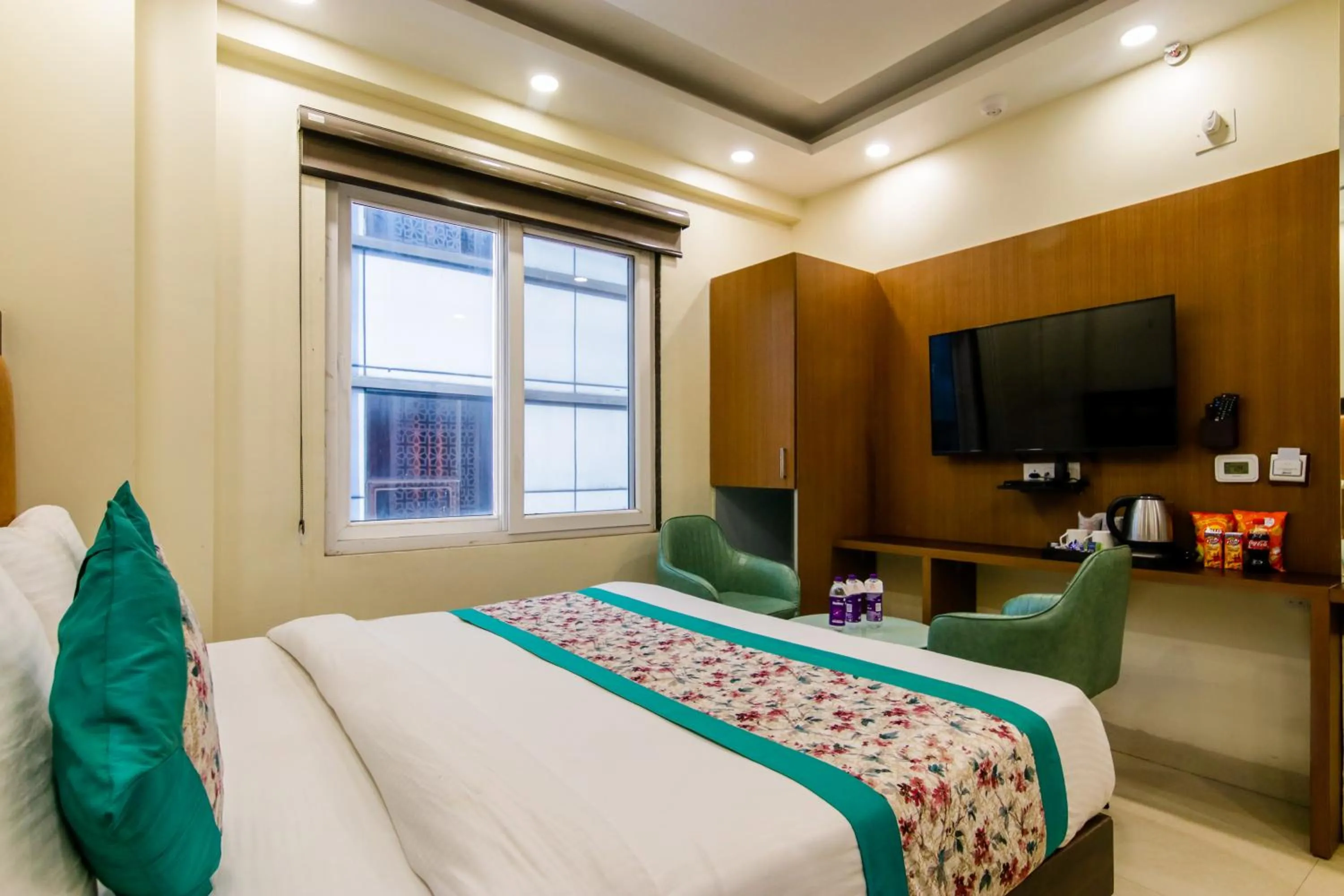 Communal lounge/ TV room, Bed in Hotel Royal Rosette Near New Delhi Railway Station - Connaught Place and VFS