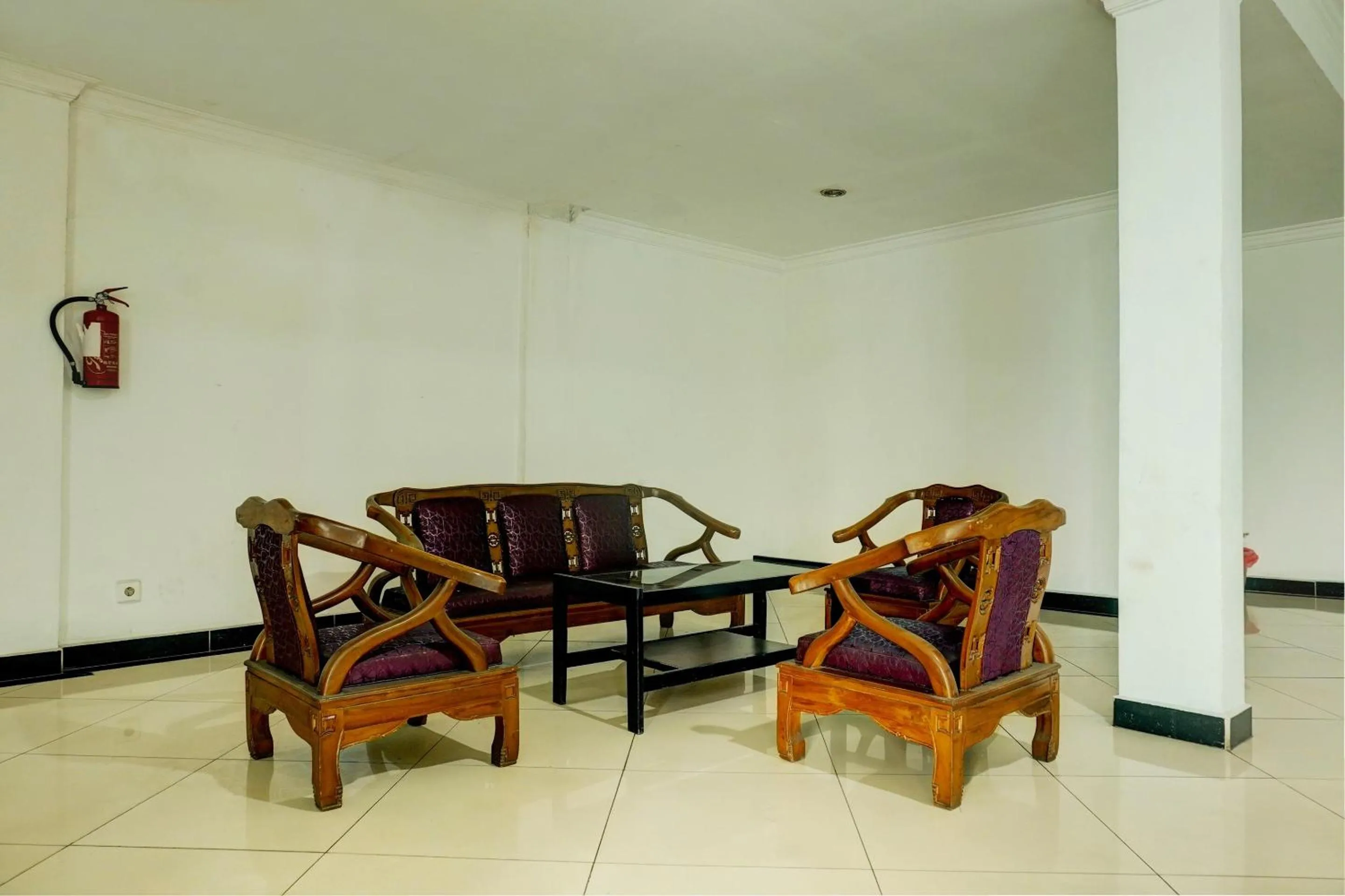 Lobby or reception in Hotel O Wisma Padi Syariah PanyipatanNearWisata Gunung Birah