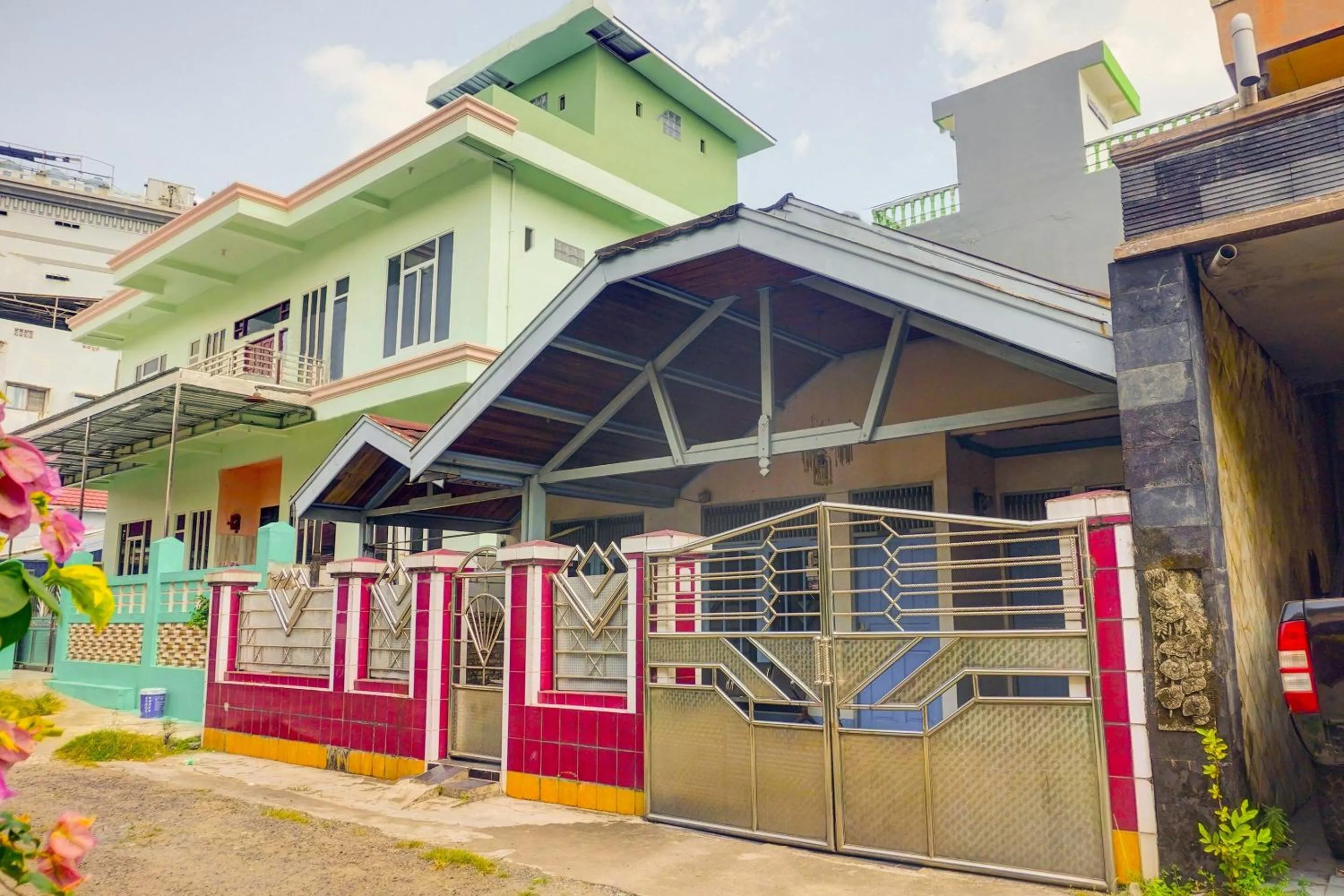 Facade/entrance in Hotel O Wisma Padi Syariah PanyipatanNearWisata Gunung Birah