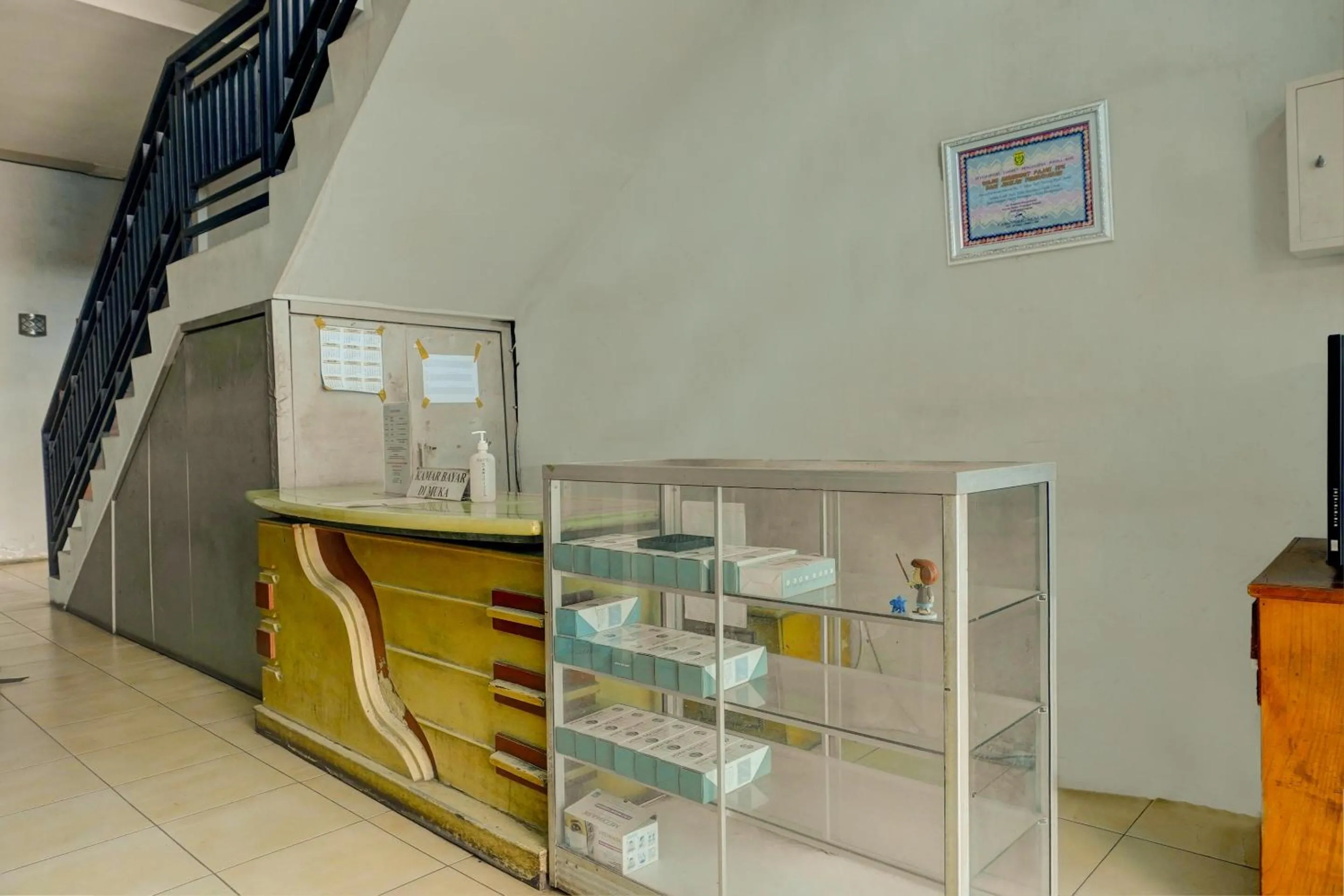 Lobby or reception in Hotel O Wisma Padi Syariah PanyipatanNearWisata Gunung Birah