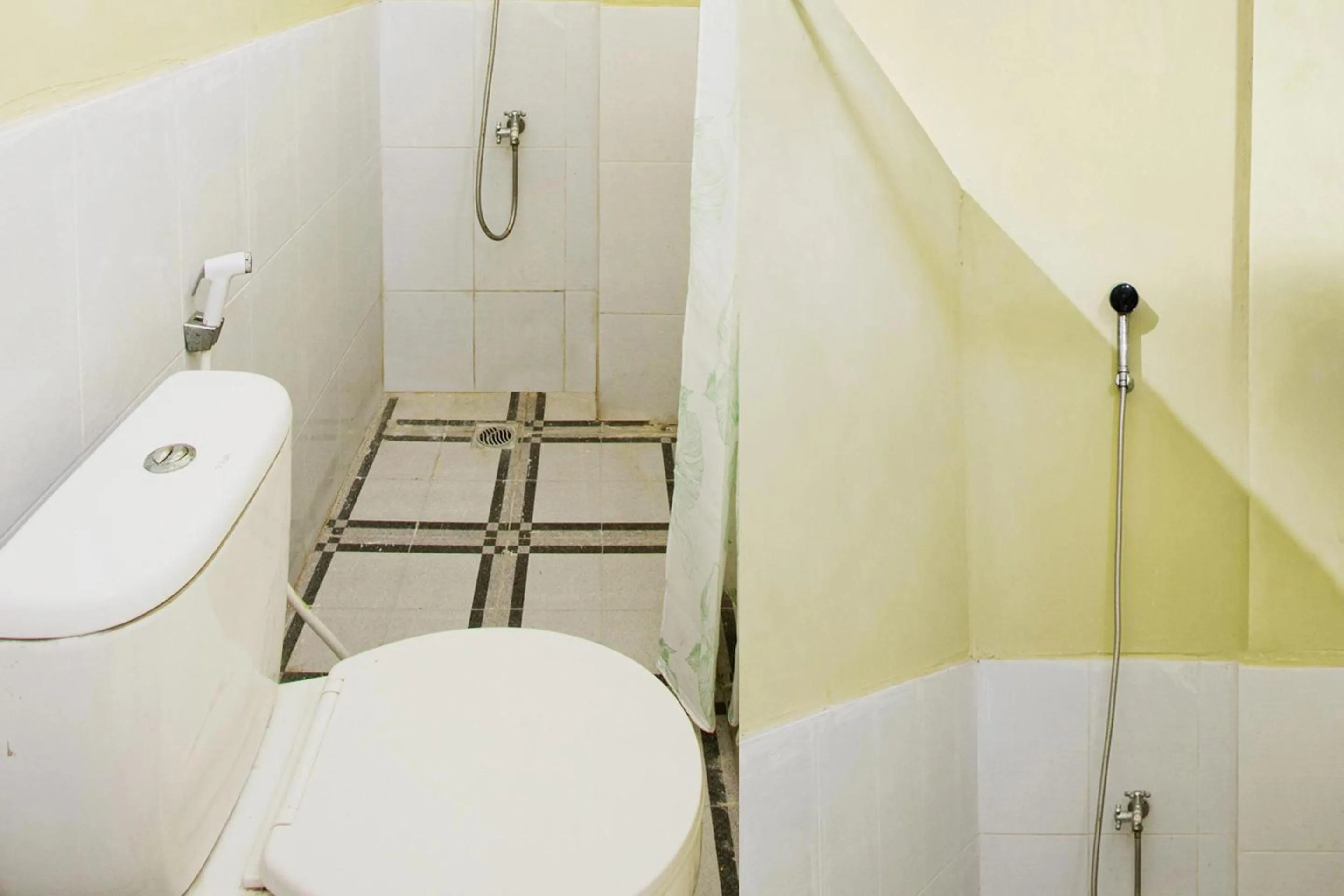 Bathroom in Hotel O Onong's Homestay Near Dodikjur Rindam XIII/Merdeka