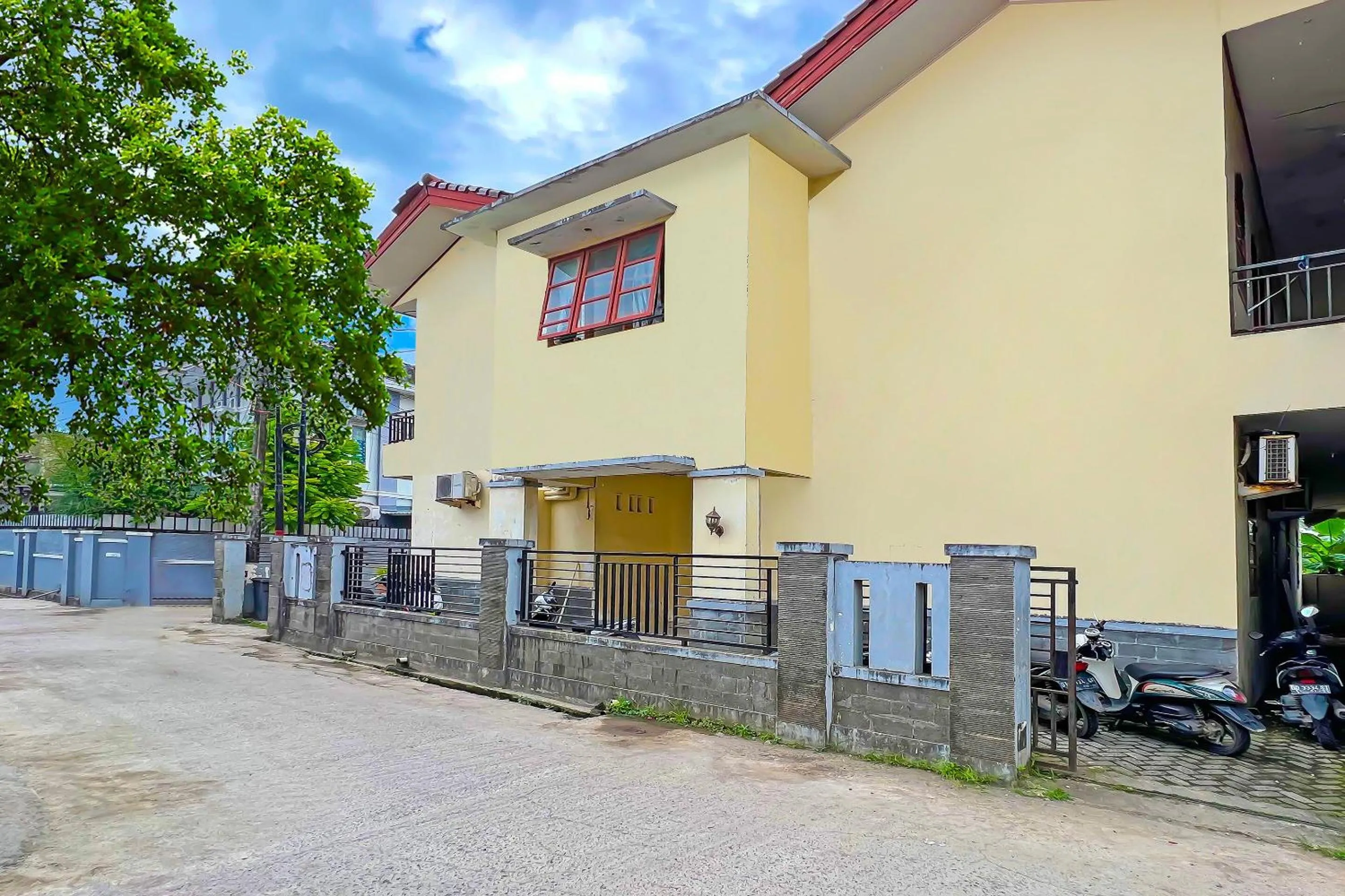 Facade/entrance in Hotel O Oma Homestay