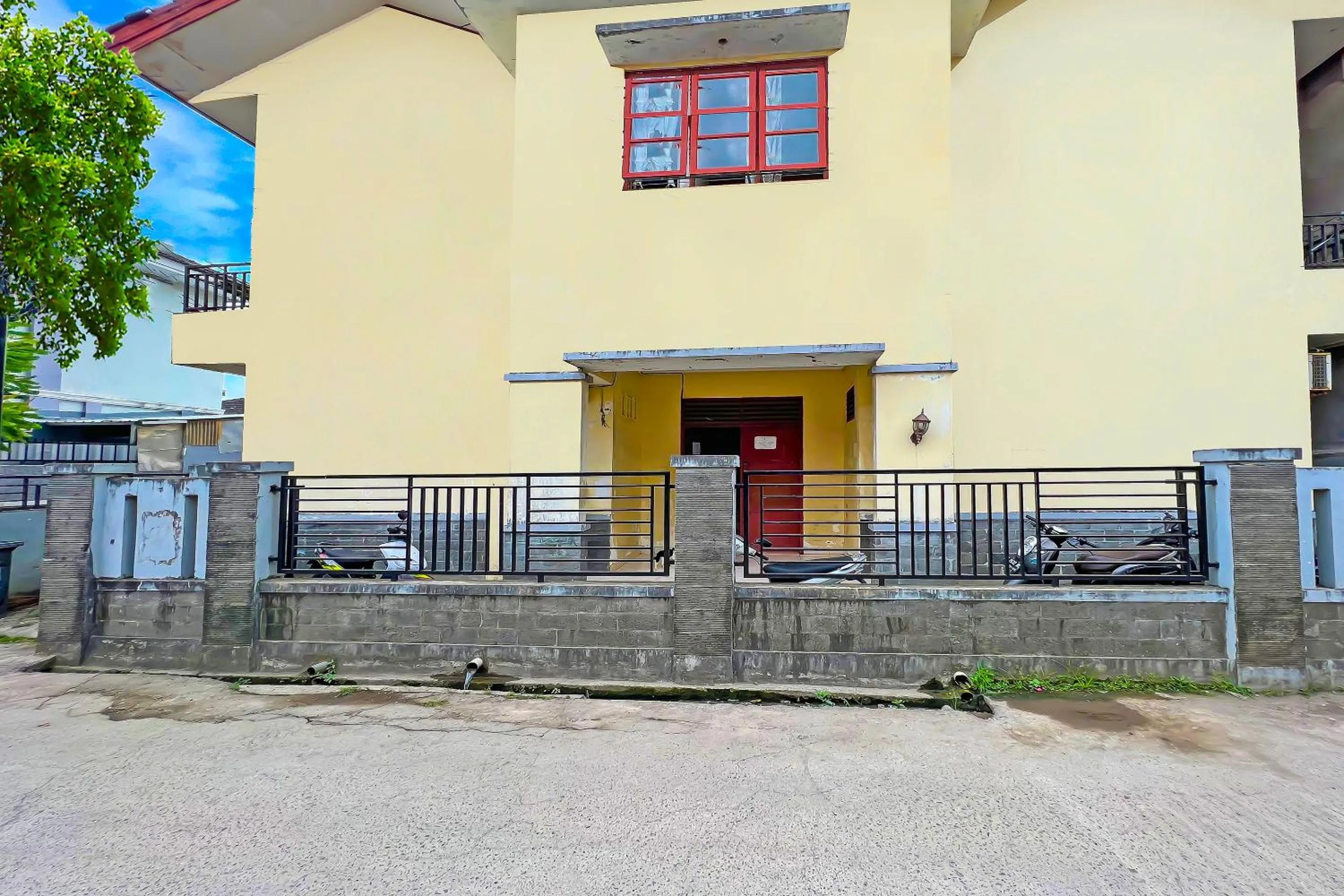 Facade/entrance in Hotel O Oma Homestay