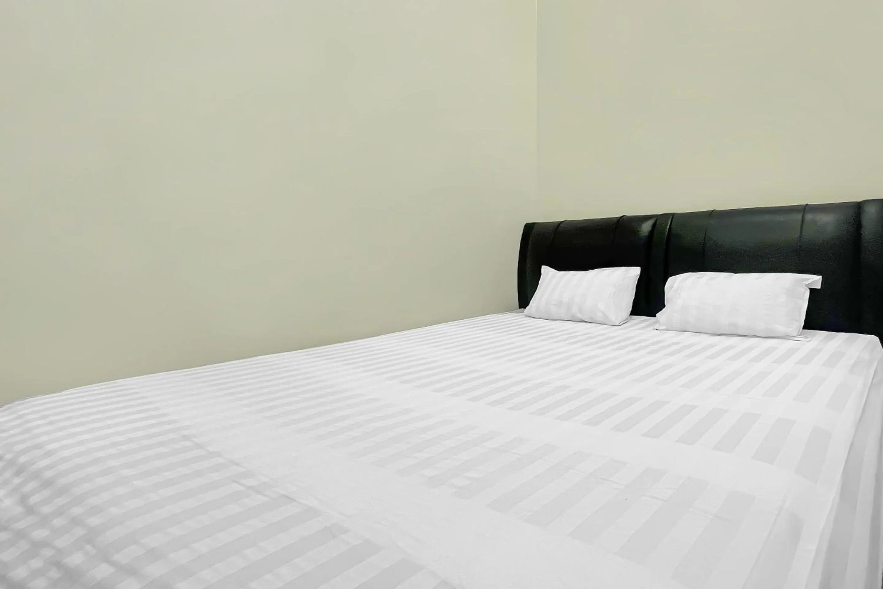 Bedroom, Bed in Hotel O Oma Homestay