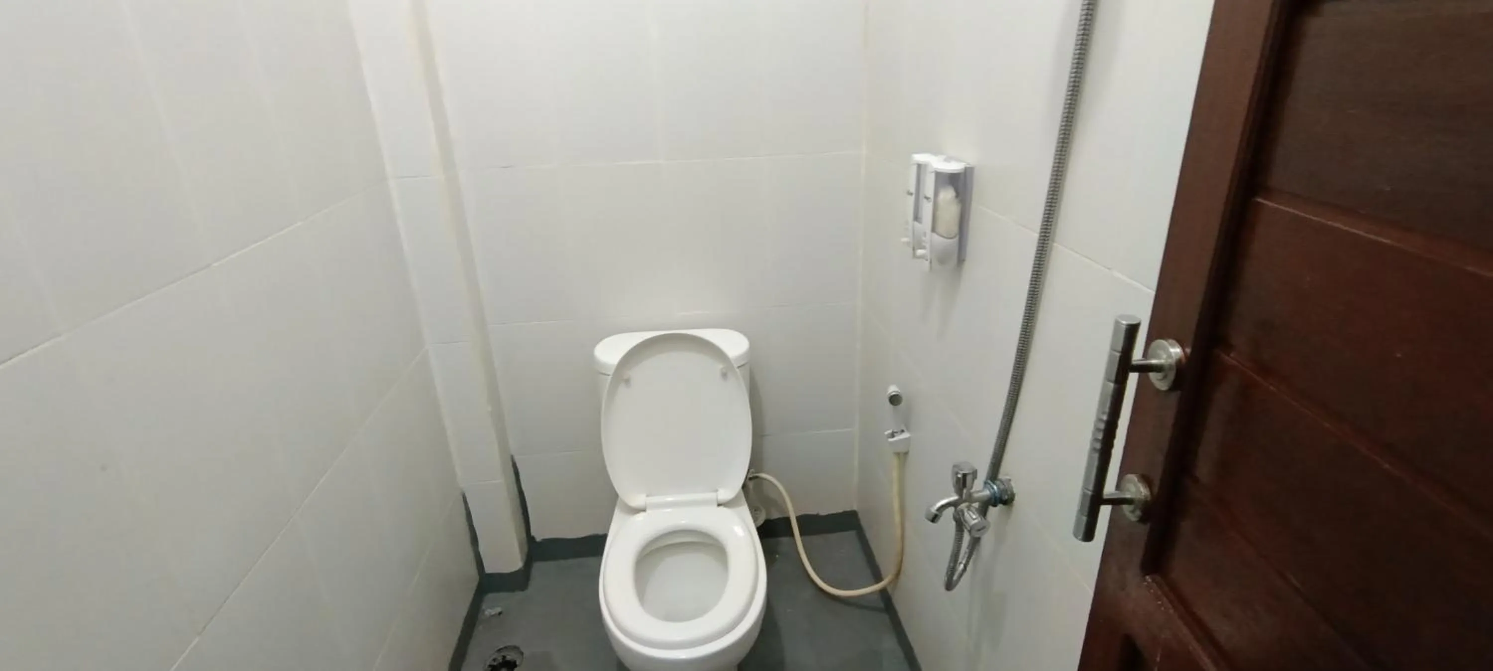 Bathroom in Hotel O Wisma Deli Syariah Near RSUD Nene Mallomo Sidenreng Rappang