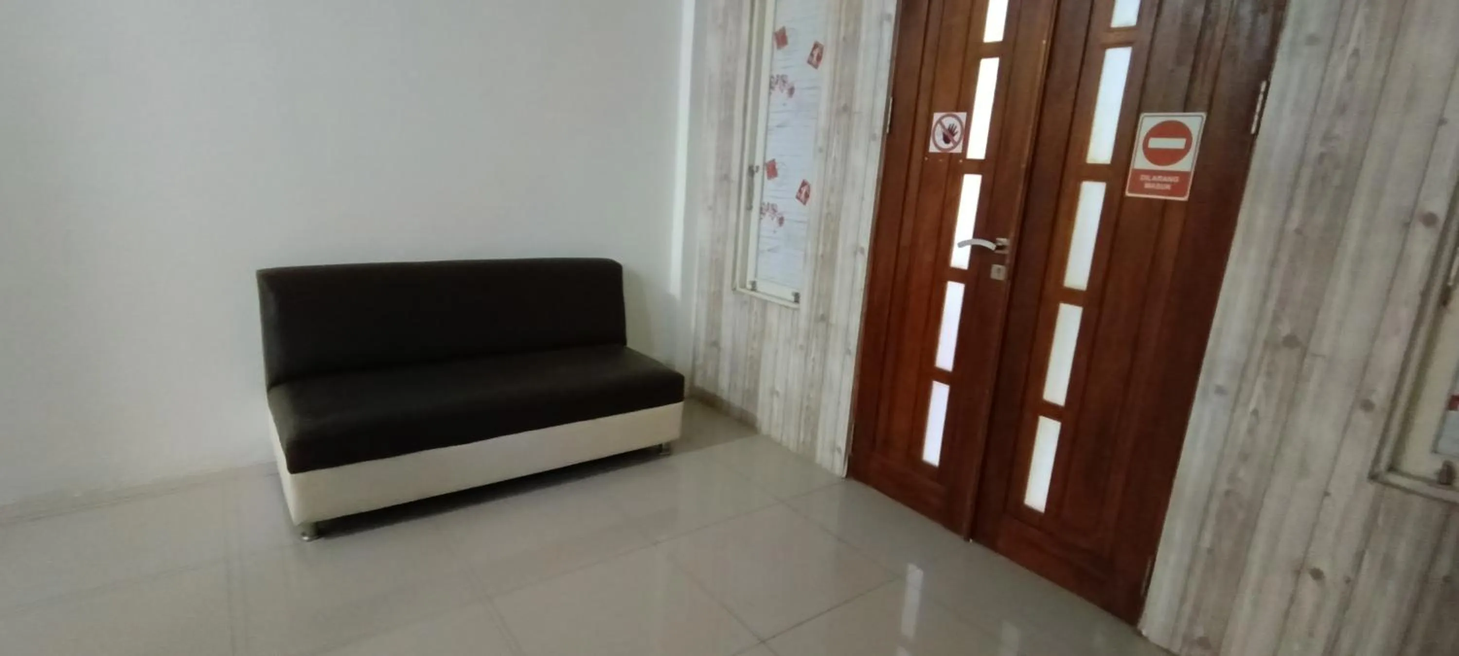 Lobby or reception in Hotel O Wisma Deli Syariah Near RSUD Nene Mallomo Sidenreng Rappang