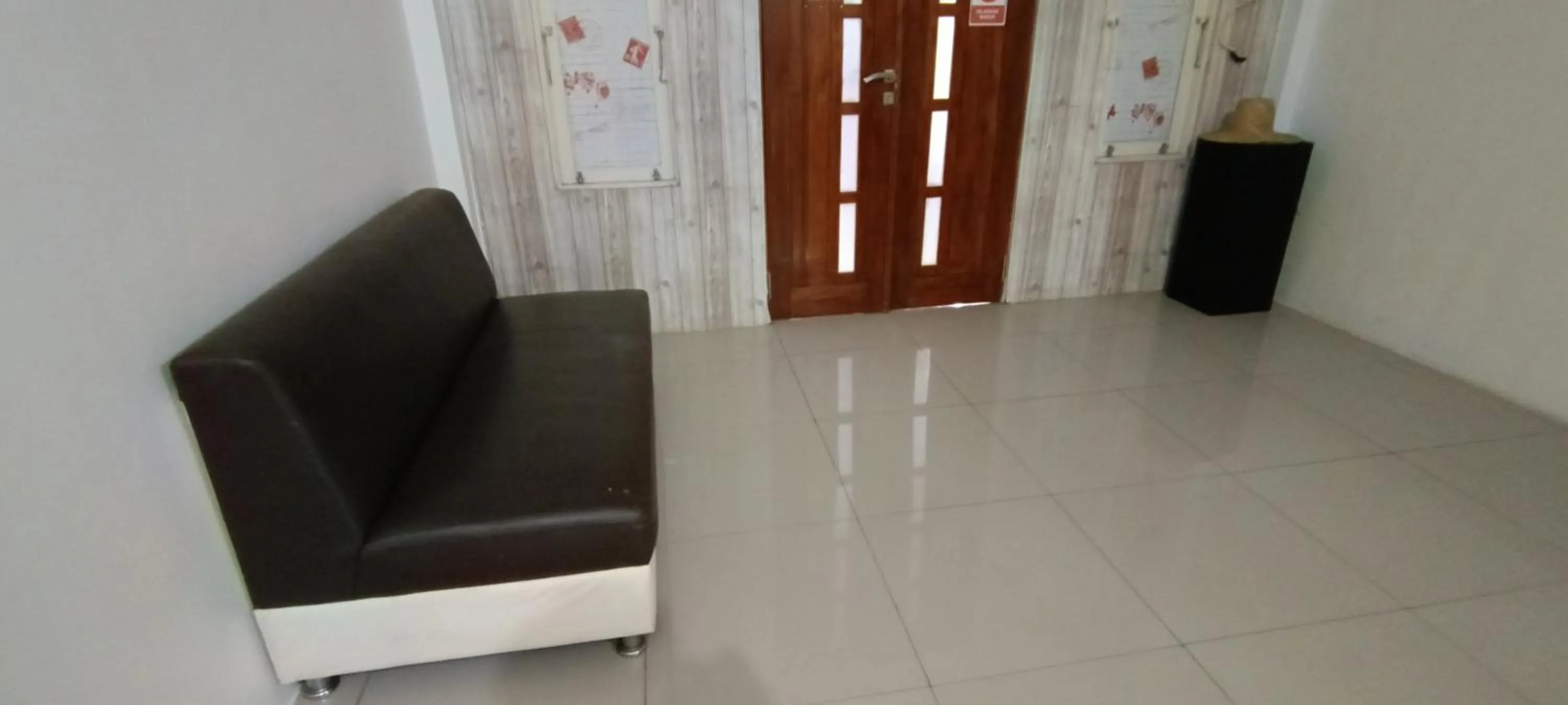 Lobby or reception in Hotel O Wisma Deli Syariah Near RSUD Nene Mallomo Sidenreng Rappang