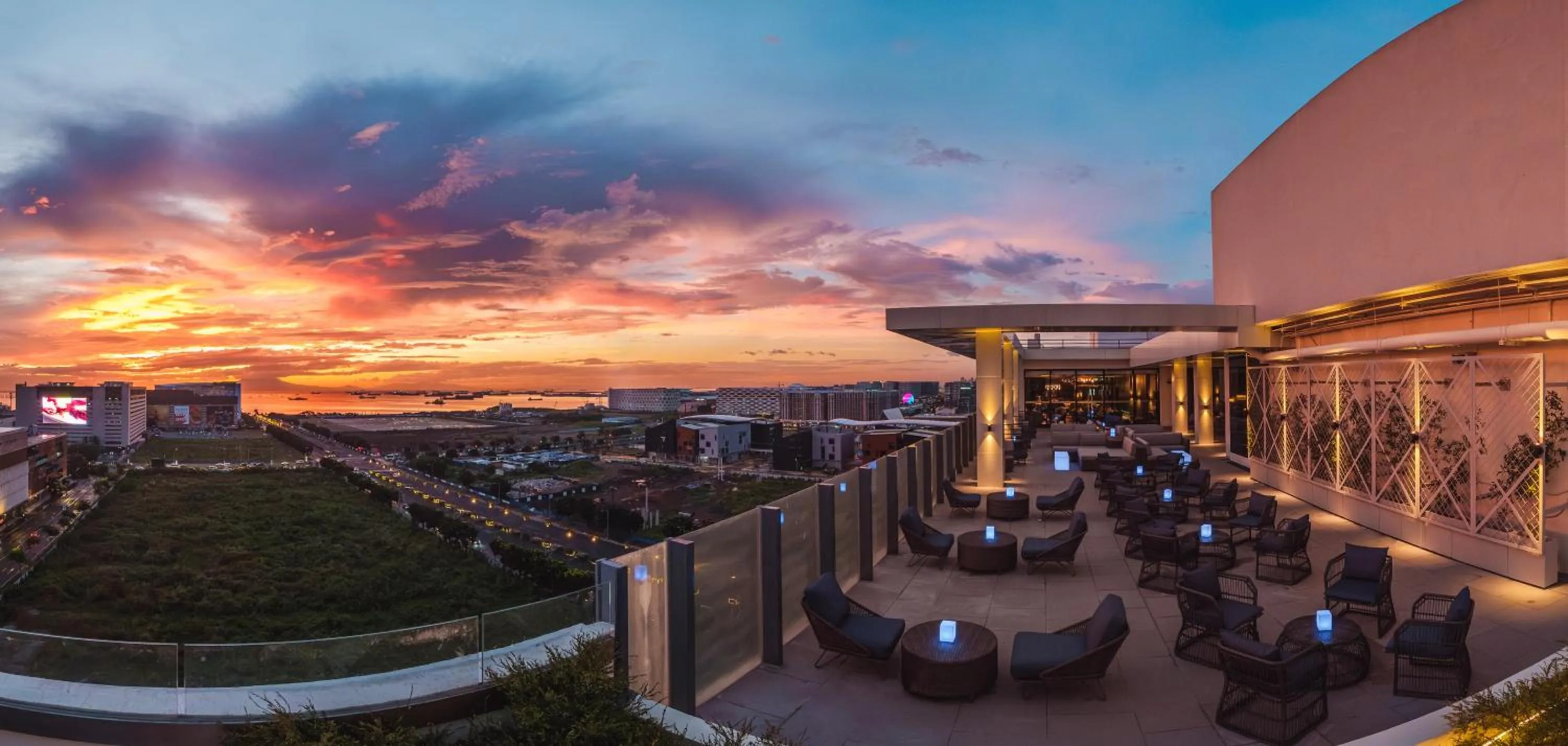 Lounge or bar in Seda Manila Bay near Ayala Malls