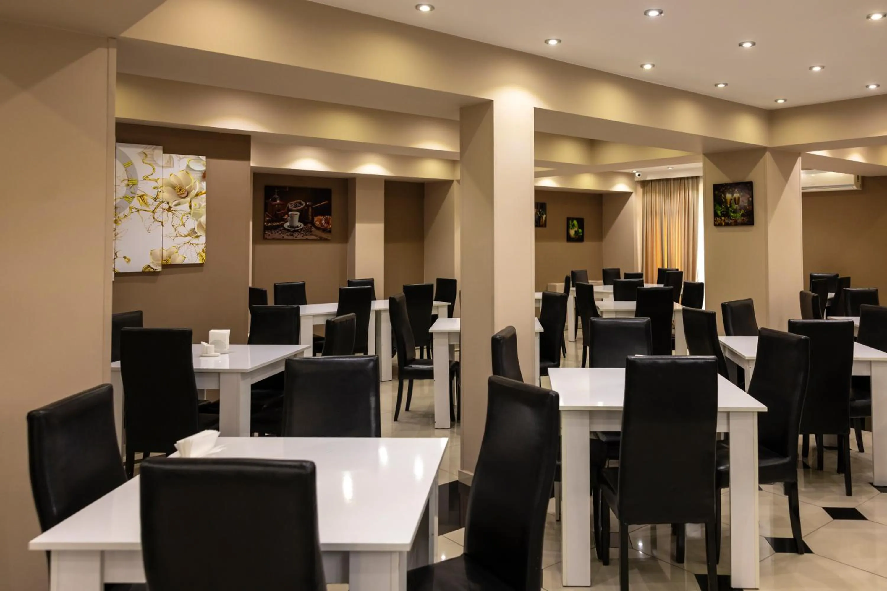 Restaurant/places to eat in Hotel Grand Palace