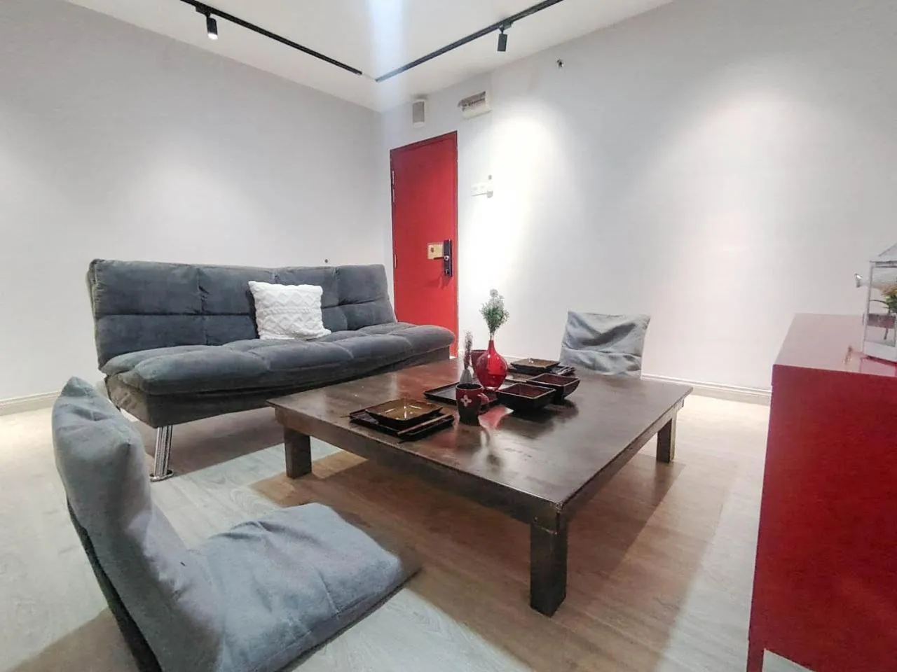 Living room in Empire City PJ Studio Suites by Manhattan Group