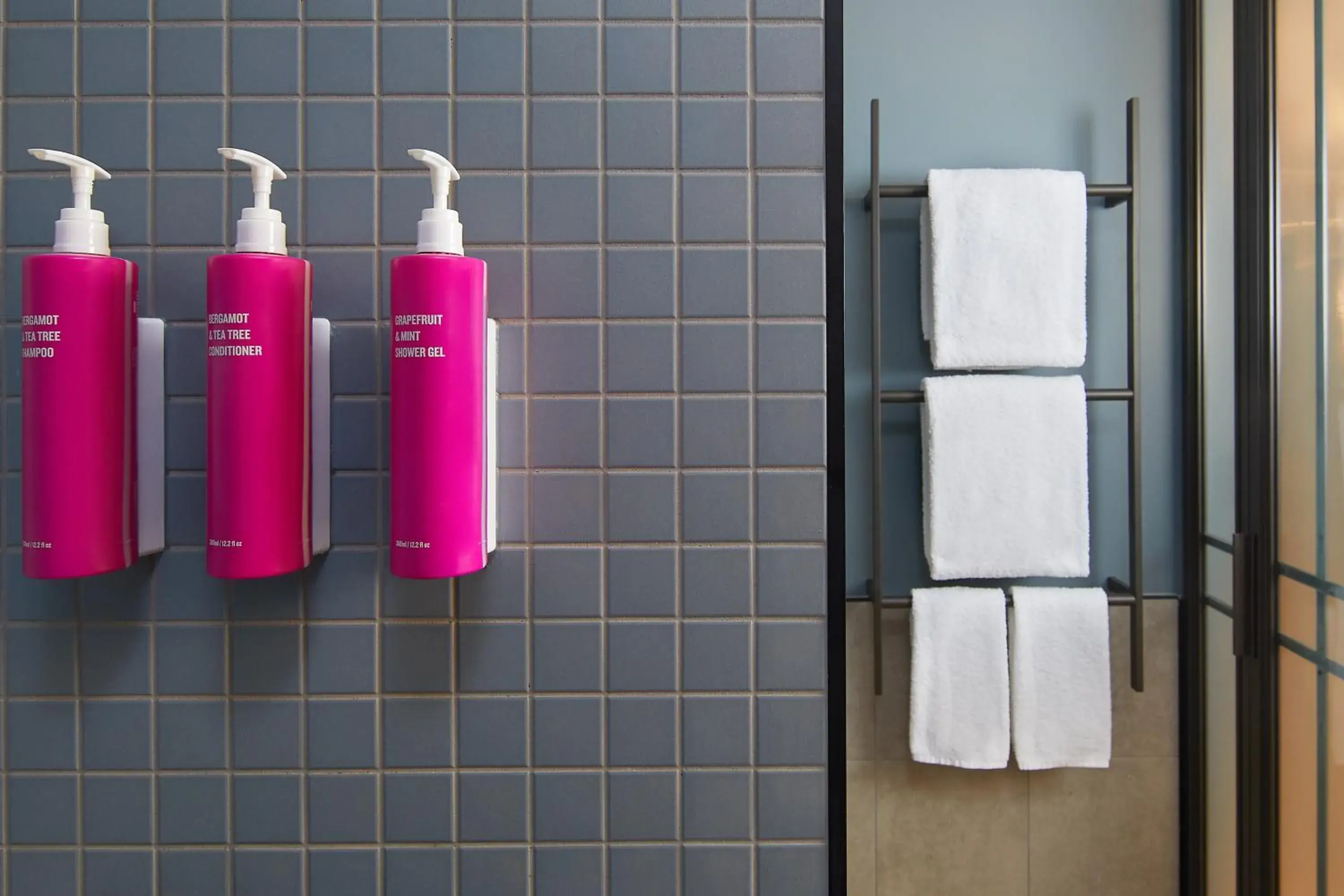 Moxy Queen Airport View in Moxy Sydney Airport Moxy Queen Airport View in Moxy Sydney Airport