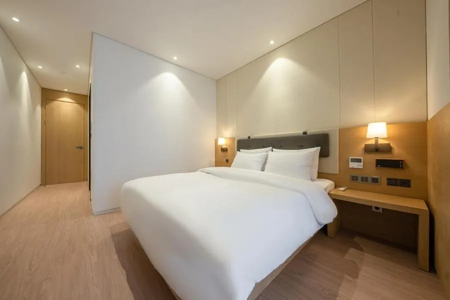 Bed in Masan Daisy Hotel