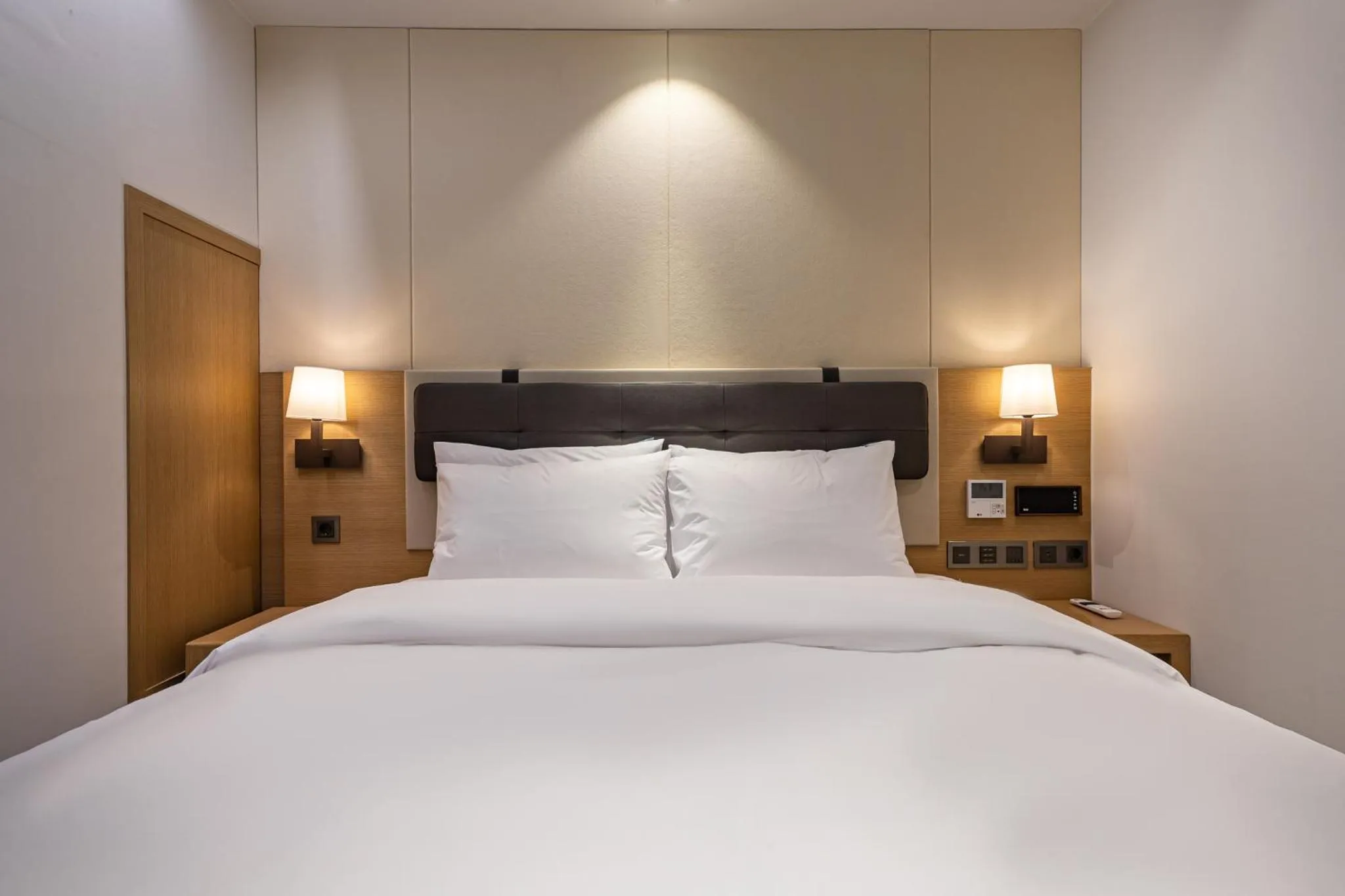 Bed in Masan Daisy Hotel