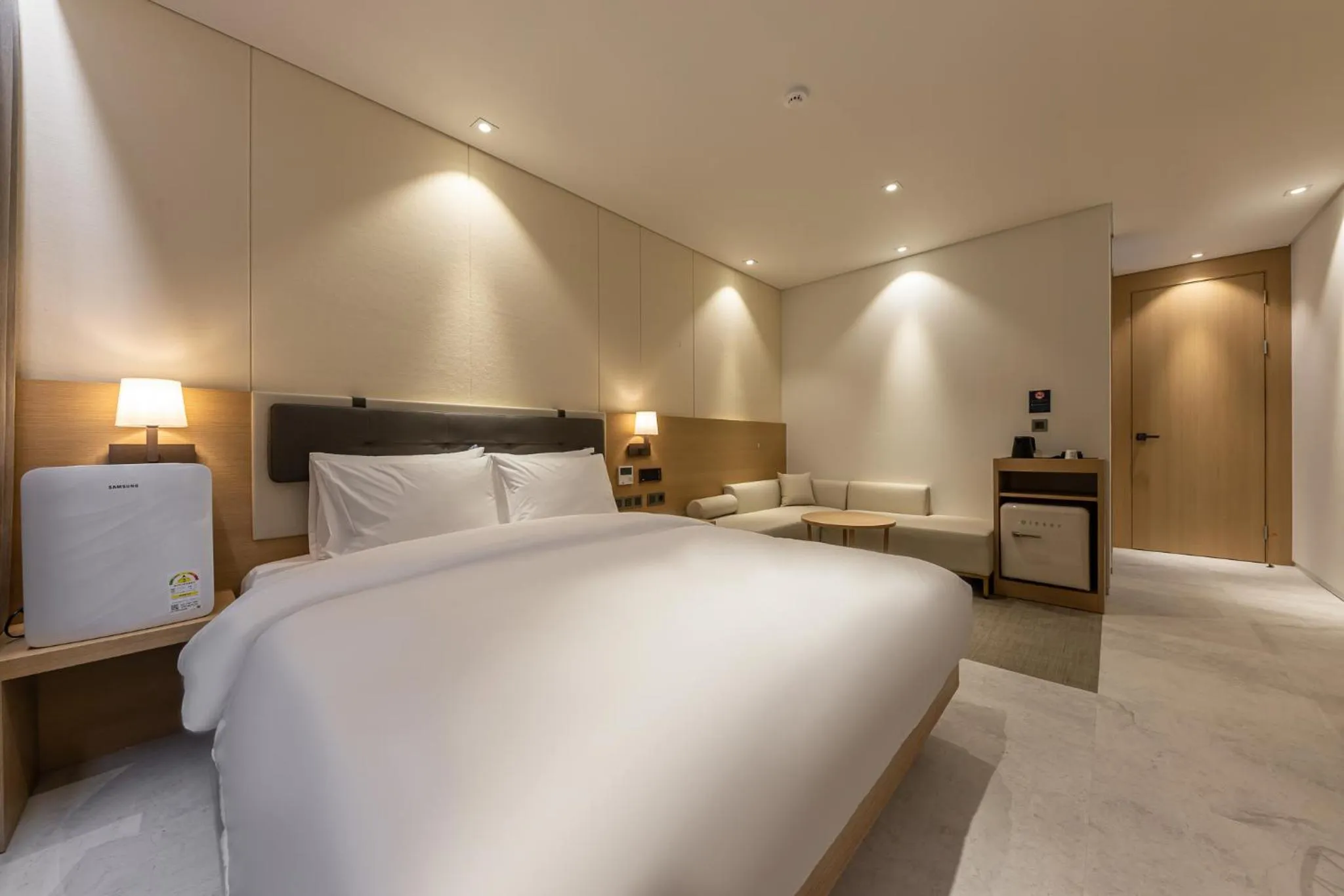 Photo of the whole room, Bed in Masan Daisy Hotel