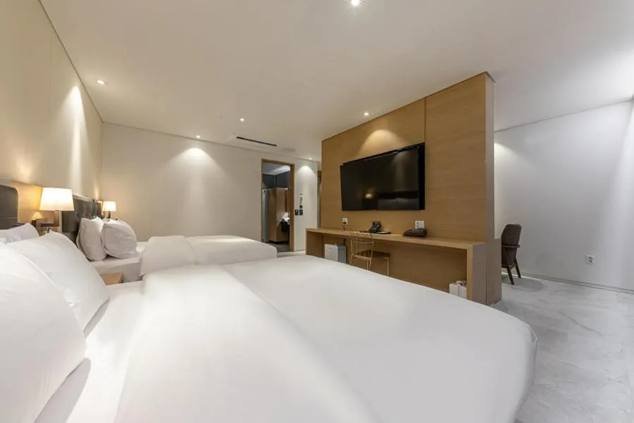 Bed in Masan Daisy Hotel