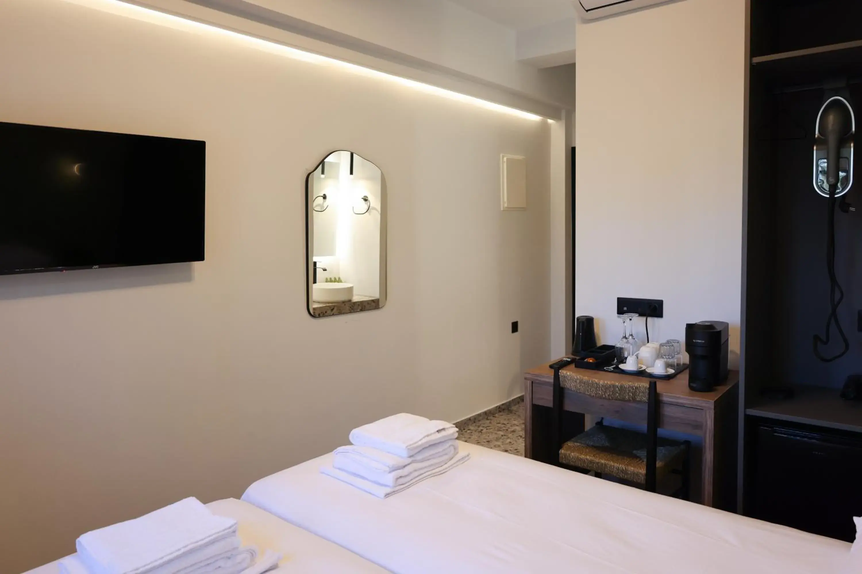 Deluxe Twin Room in Uphill Unique Boutique Suites Deluxe Twin Room in Uphill Unique Boutique Suites