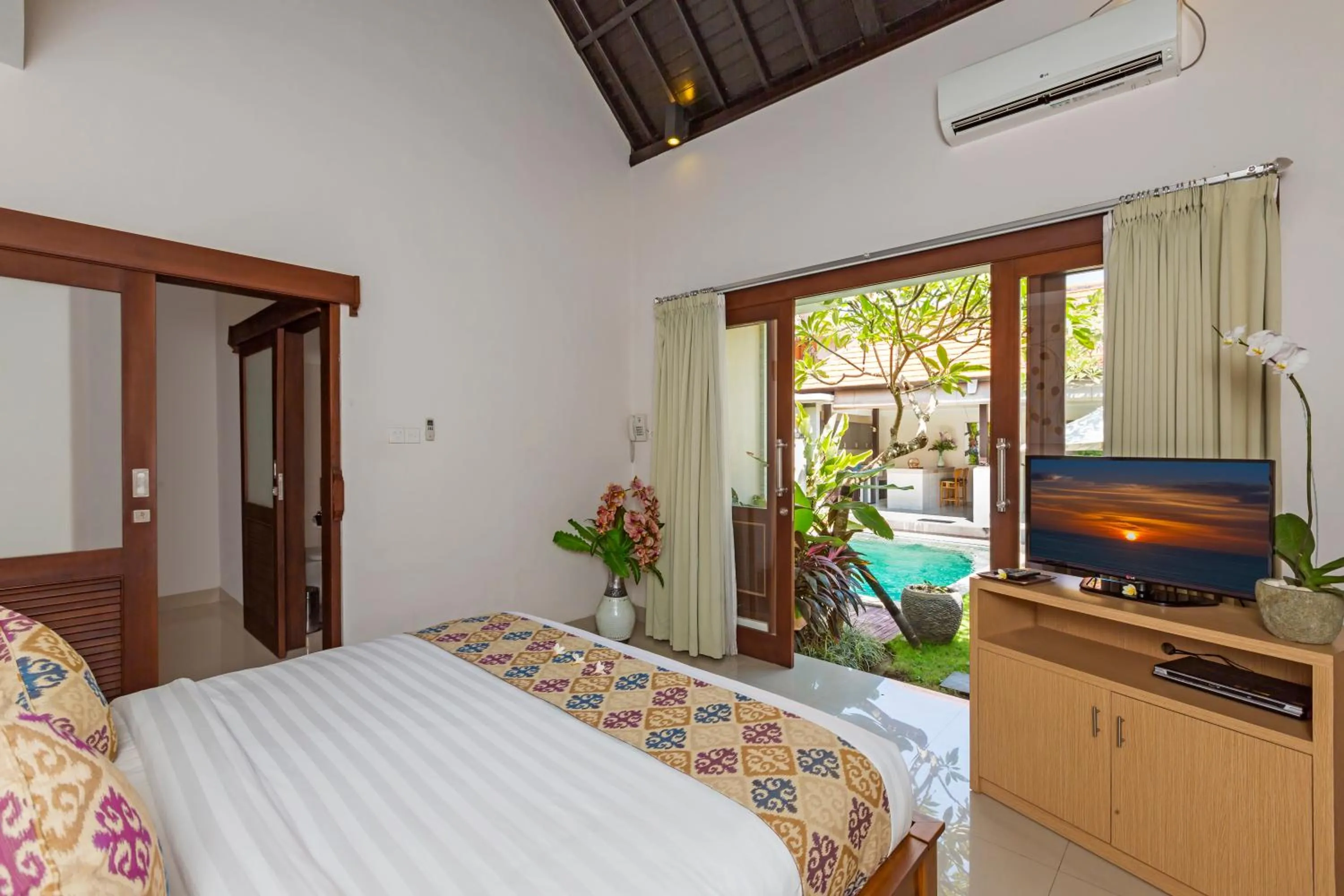 Photo of the whole room, Bed in Kubal Villa and Living Seminyak
