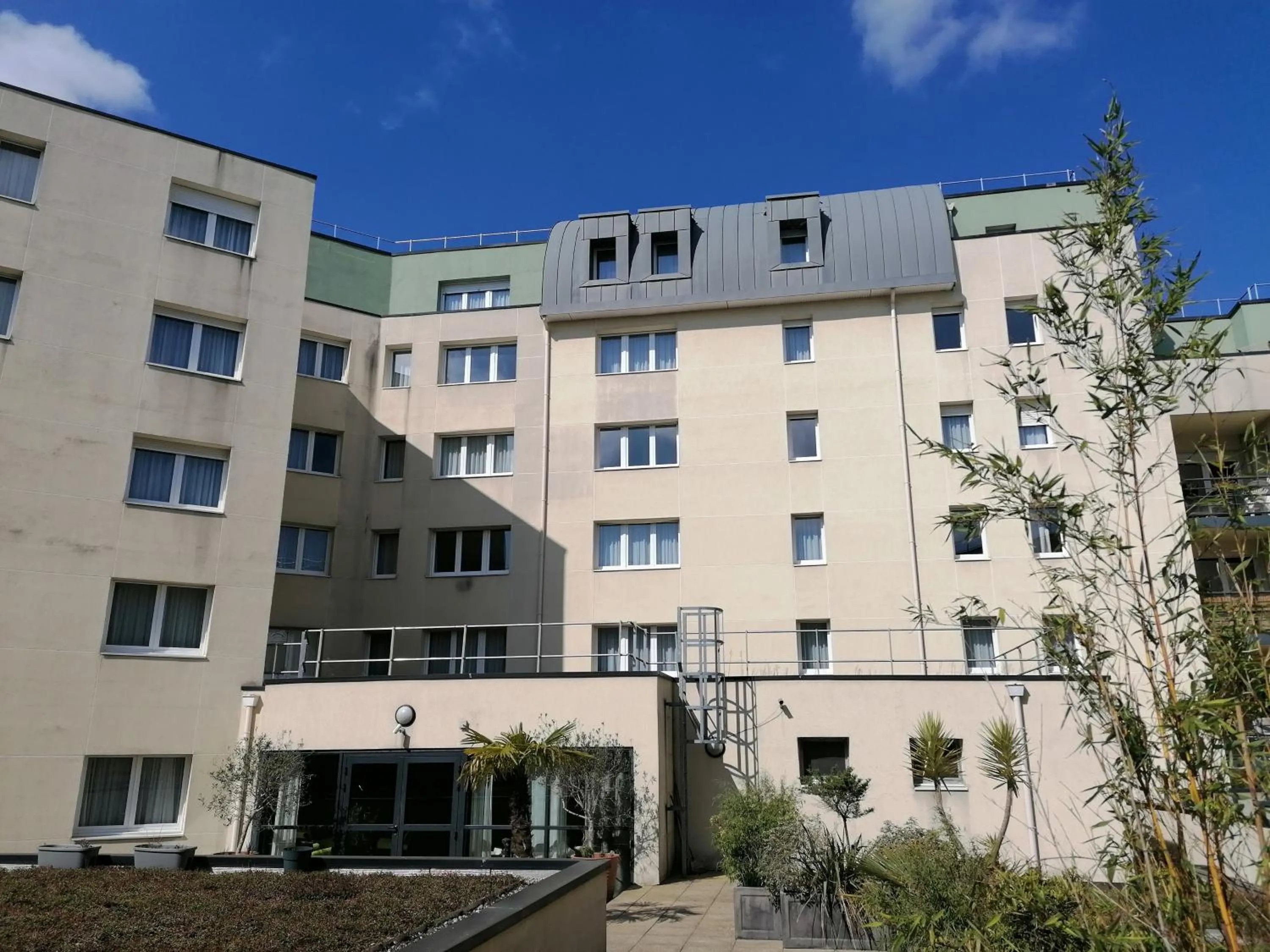 Patio in Terres de France - Appart Hôtel Rouen Flaubert
